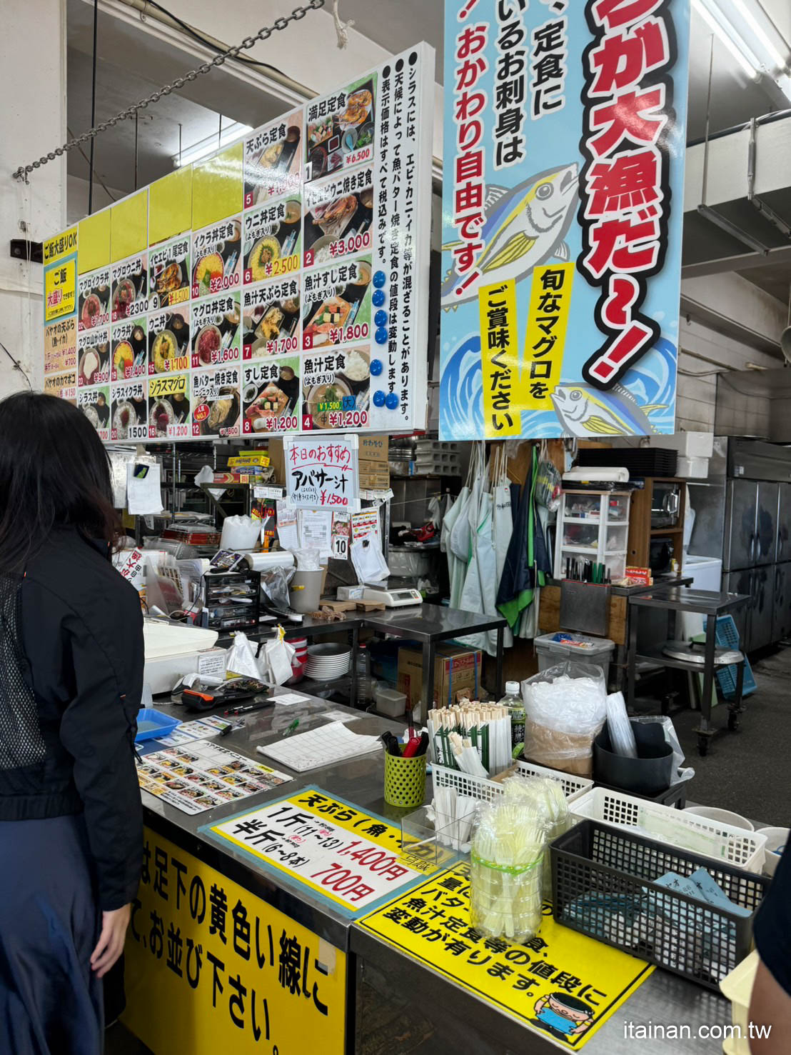 1311元吃海膽美乃滋烤龍蝦、鰻魚飯、生魚片套餐大滿足!沖繩美食必吃!「泡瀨漁港 パヤオ直売店」沖繩三大漁港之一泡瀨漁港｜沖繩自由行｜沖繩旅遊