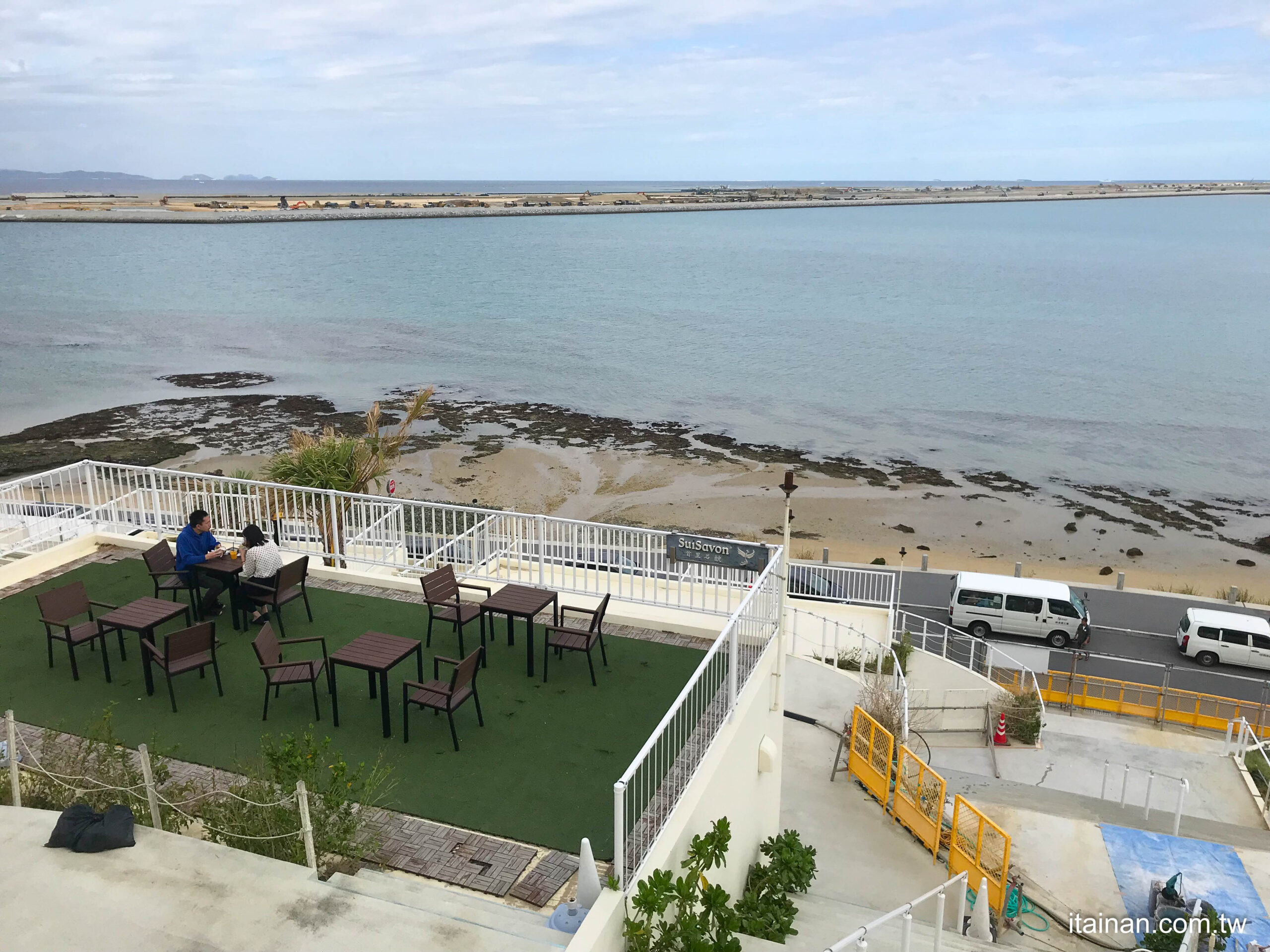 【沖繩旅遊景點】 在沖繩小希臘吃幸福鬆餅看絕美無敵海景和飛機起降，享受度假的氛圍!瀬長島 Umikaji Terrace ｜瀬長島ウミカジテラス｜幸福鬆餅幸せのパンケーキ