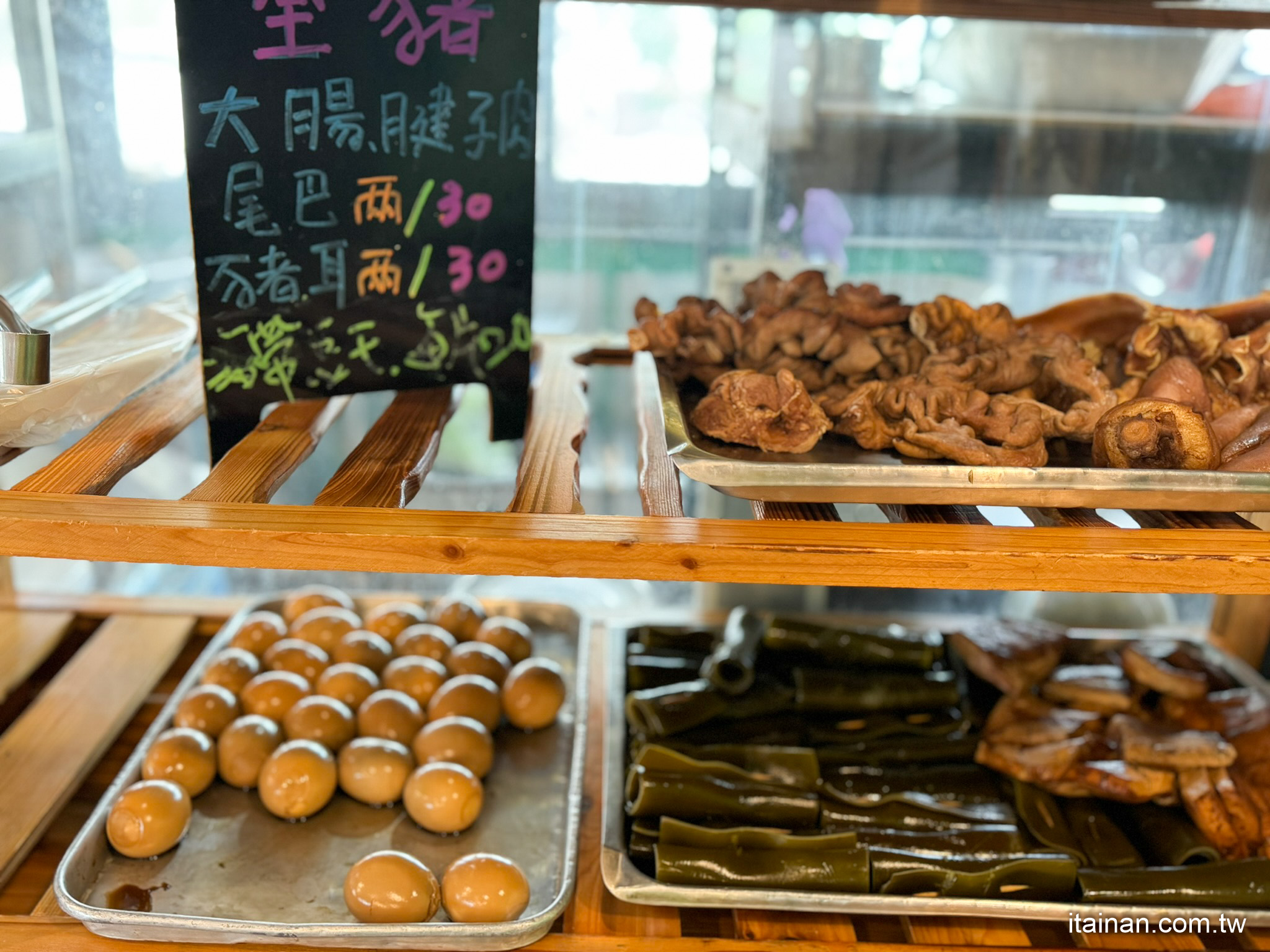 台東美食．台東都蘭｜晚來吃不到~跟手臂一樣粗的大骨麵!端上桌每個人都會哇哇哇的「哇哇哇大骨麵」