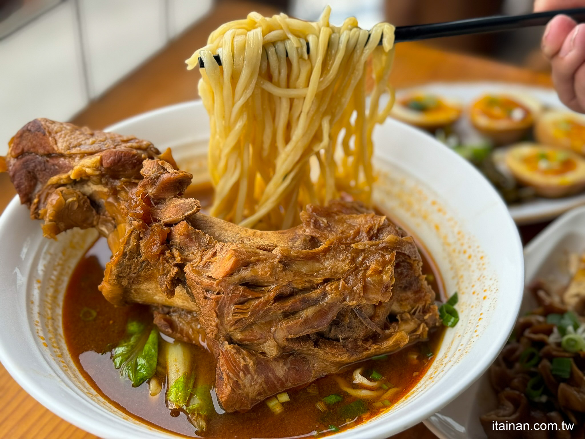 台東美食．台東都蘭｜晚來吃不到~跟手臂一樣粗的大骨麵!端上桌每個人都會哇哇哇的「哇哇哇大骨麵」