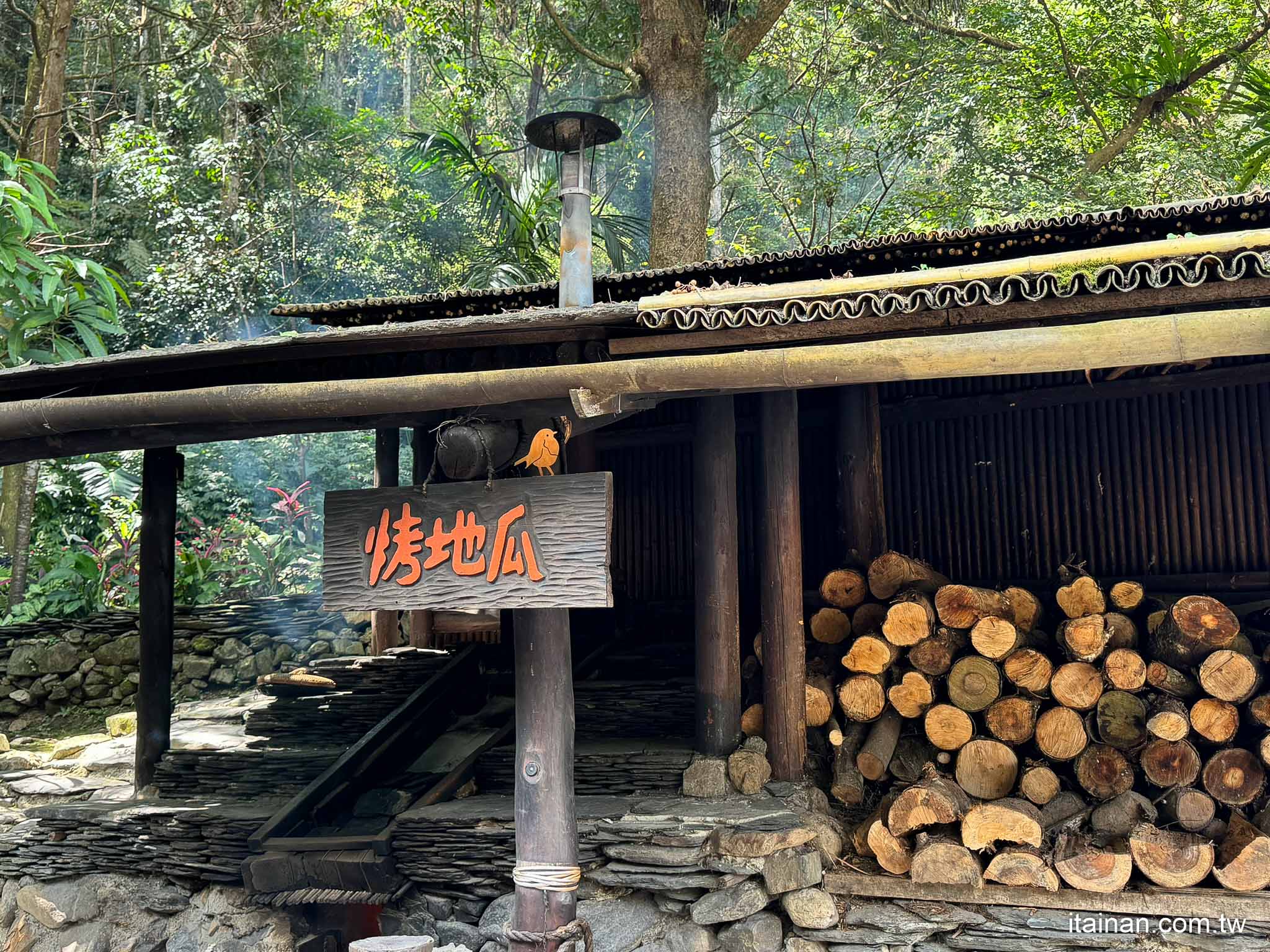 秋天來九族玩!跟著小山豬導覽員搭乘纜車飛越部落、化身森林盪鞦韆的精靈、踏著小溪流、參加部落祭典品嚐部落餐「九族文化村」部落花季，秋之盛典