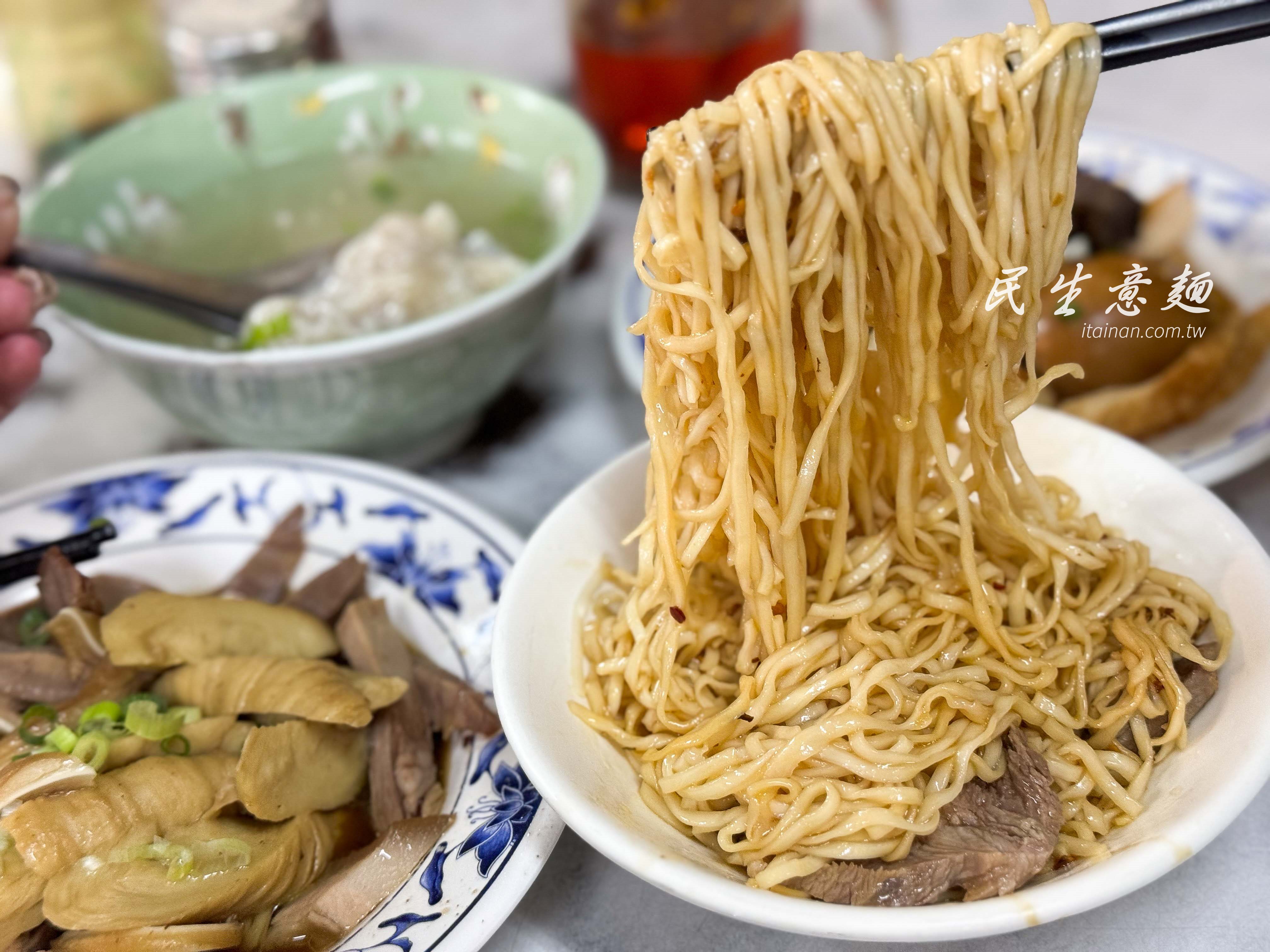 台南美食·台南中西區｜台南超人氣！宵夜時段總是大排長龍，不加肉燥，只有古早味的豬油拌麵，簡單卻迷人「民生意麵」