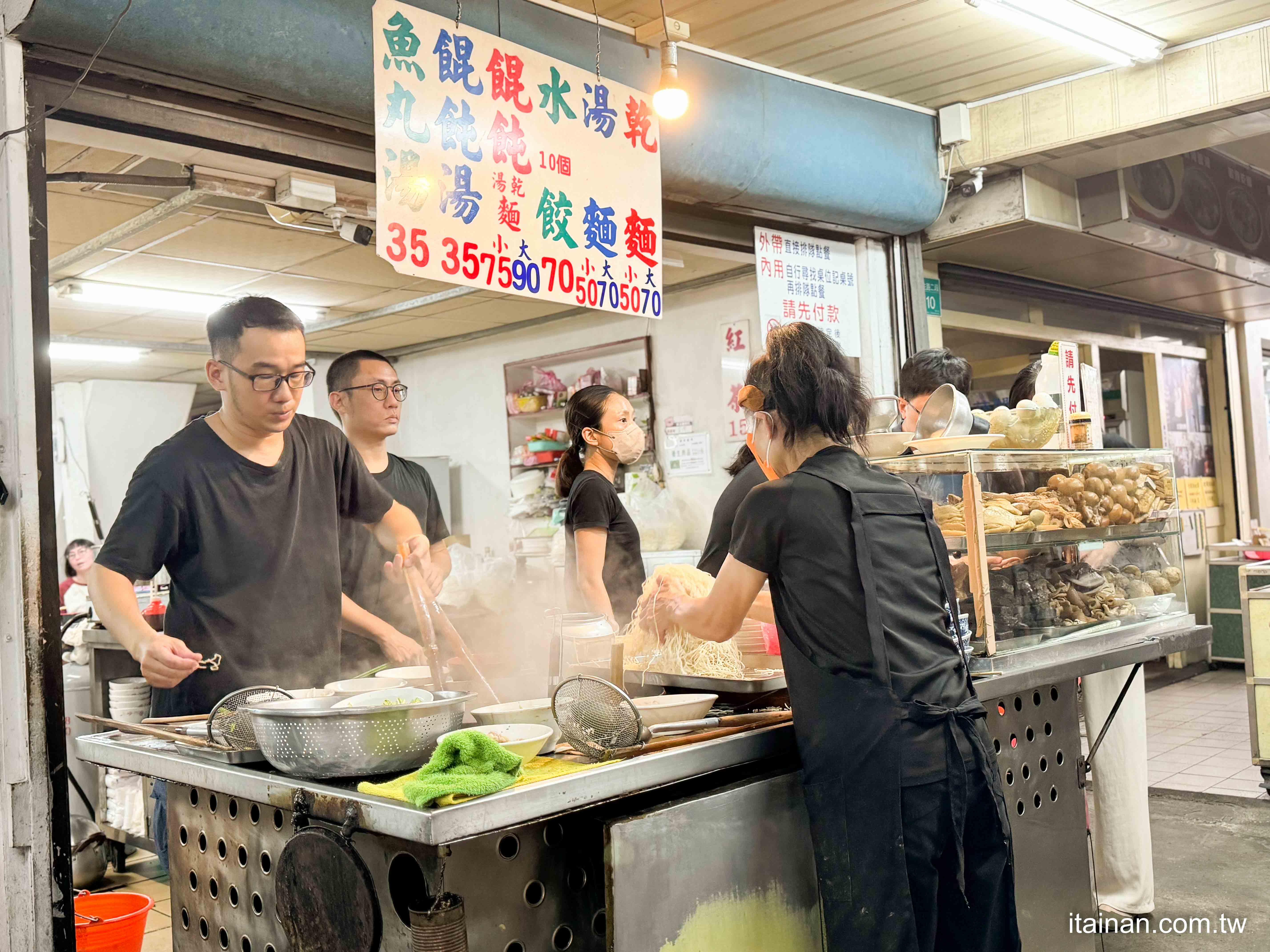 台南美食·台南中西區｜台南超人氣！宵夜時段總是大排長龍，不加肉燥，只有古早味的豬油拌麵，簡單卻迷人「民生意麵」