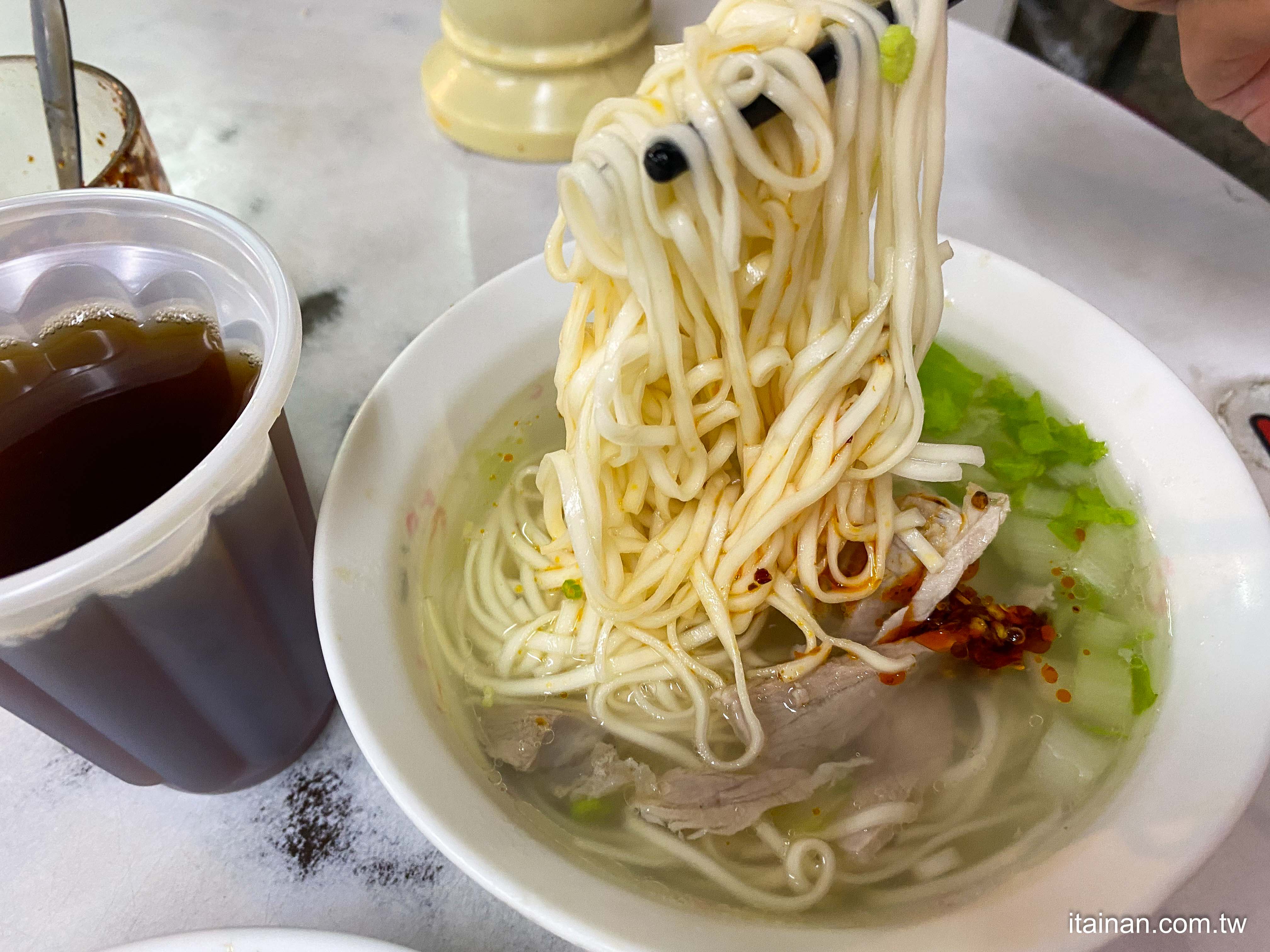 台南美食·台南中西區｜台南超人氣！宵夜時段總是大排長龍，不加肉燥，只有古早味的豬油拌麵，簡單卻迷人「民生意麵」