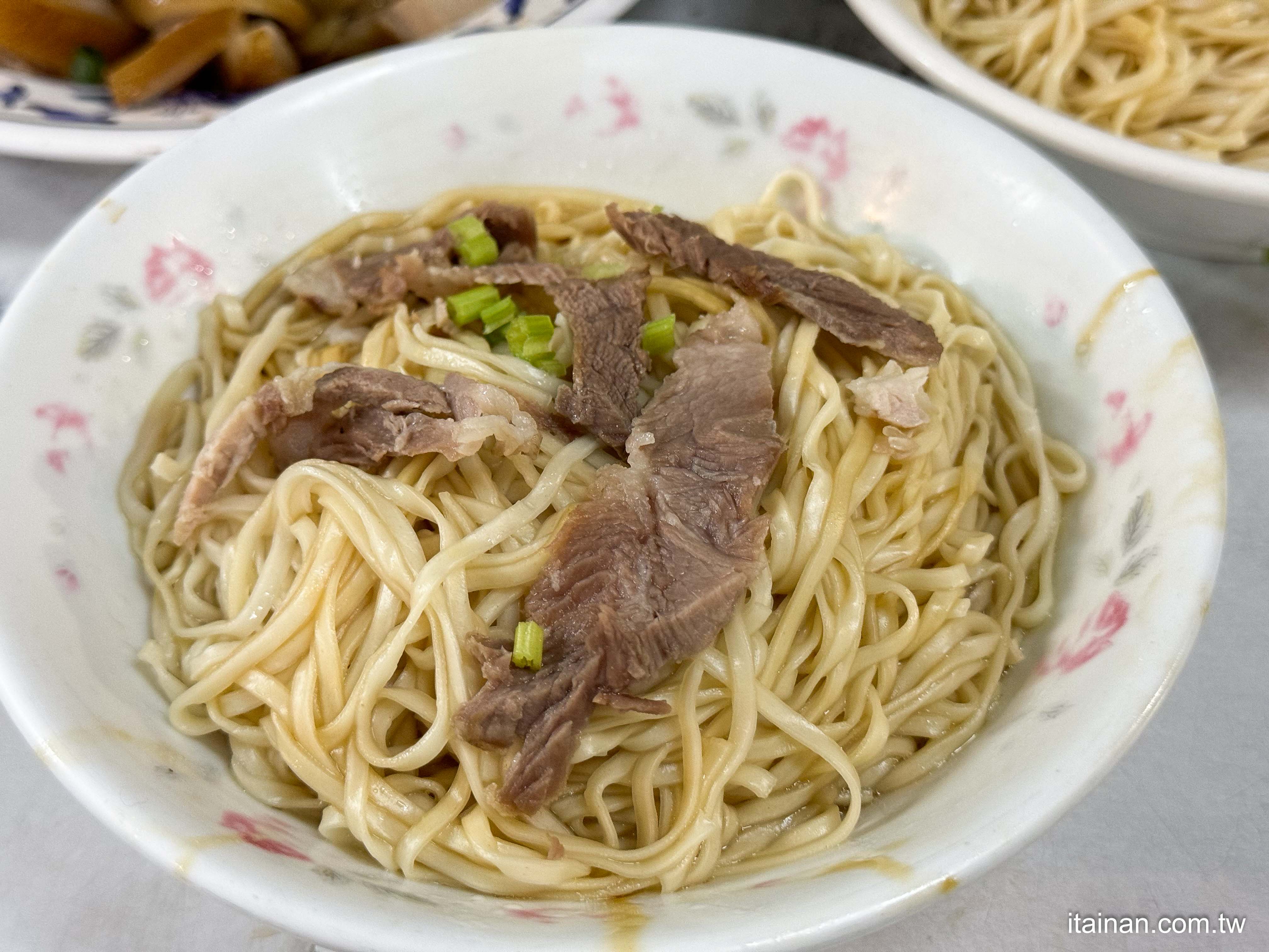 台南美食·台南中西區｜台南超人氣！宵夜時段總是大排長龍，不加肉燥，只有古早味的豬油拌麵，簡單卻迷人「民生意麵」