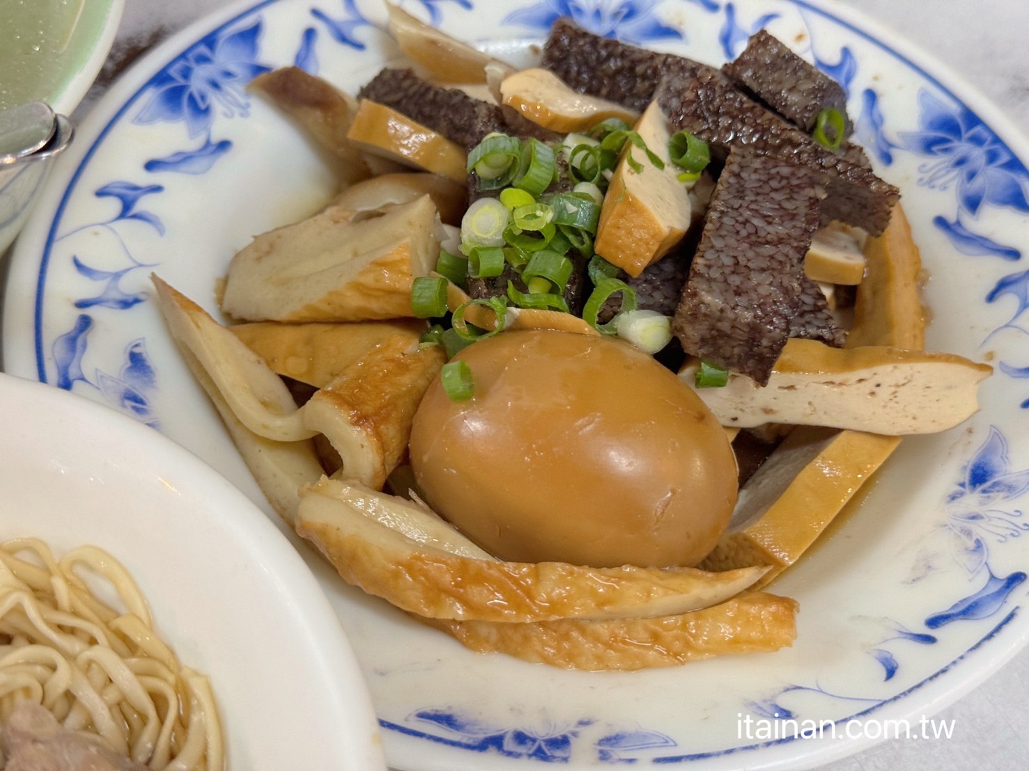 台南美食·台南中西區｜台南超人氣！宵夜時段總是大排長龍，不加肉燥，只有古早味的豬油拌麵，簡單卻迷人「民生意麵」