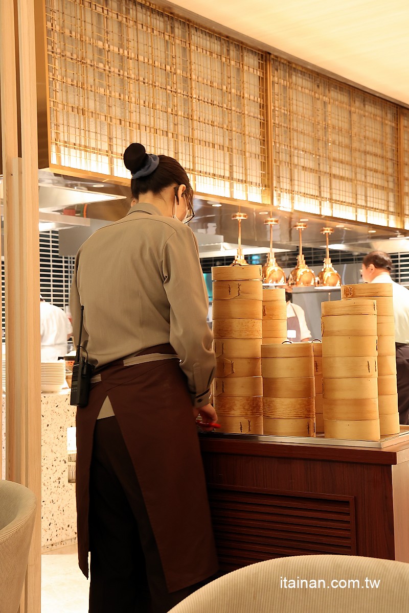 太奢華!精品級的星級飯店Buffet，結合日式優雅內斂與港都高雄的熱情!餐點精緻有質感，吃得到滿滿海味的海鮮桶、現作手卷、港點推車、生啤無限暢飲、甜點超厲害「高雄日航酒店SERENA全日餐廳」自助式Buffet