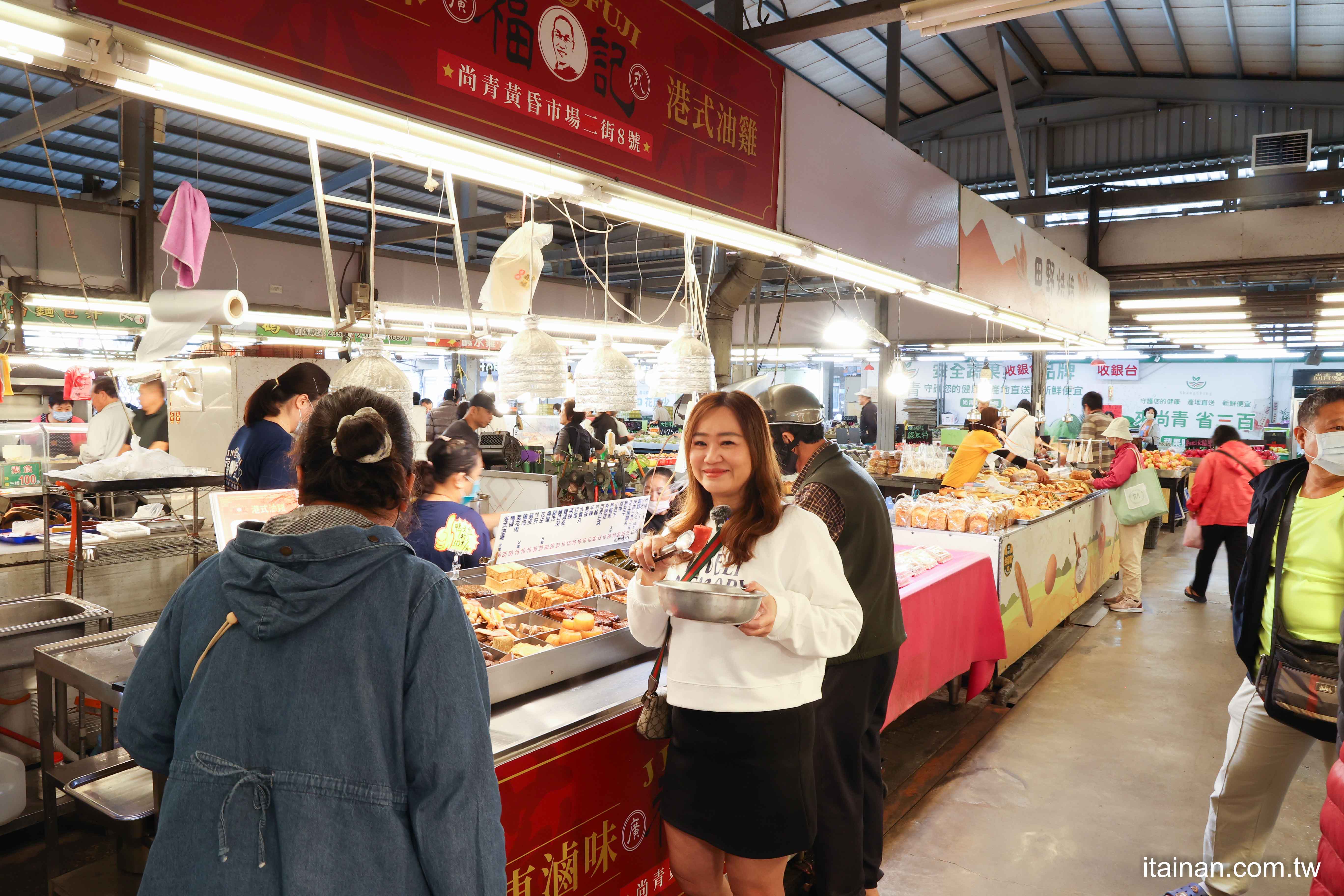 只要10元起就能吃到!黃昏市場裡藏王品主廚美食，用滷油雞的湯汁滷出得港式滷味，香氣獨特「金福記港式滷味油雞」每日限量，晚來吃不到｜台南尚青黃昏市場｜崇義黃昏市場