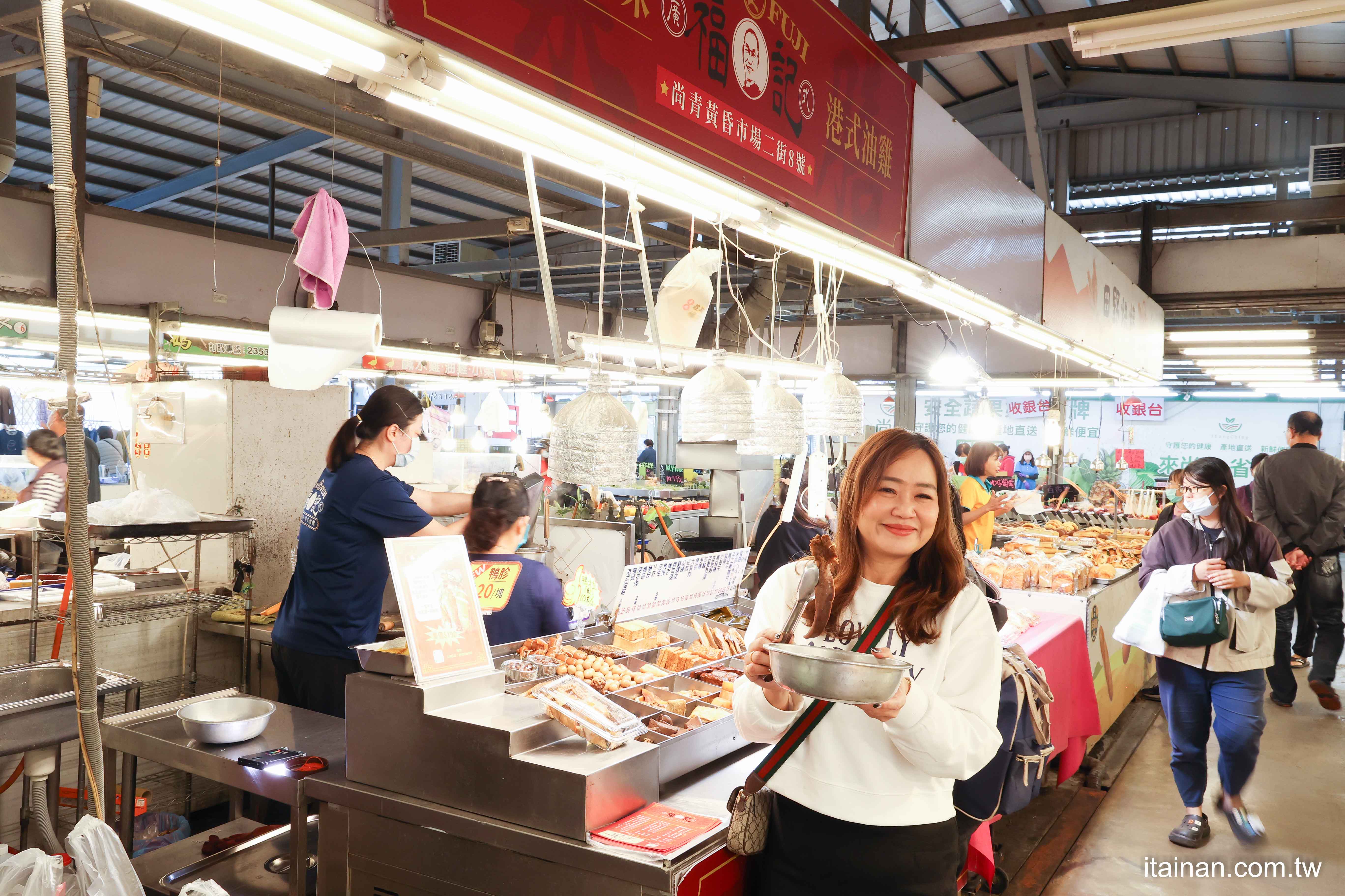 只要10元起就能吃到!黃昏市場裡藏王品主廚美食，用滷油雞的湯汁滷出得港式滷味，香氣獨特「金福記港式滷味油雞」每日限量，晚來吃不到｜台南尚青黃昏市場｜崇義黃昏市場