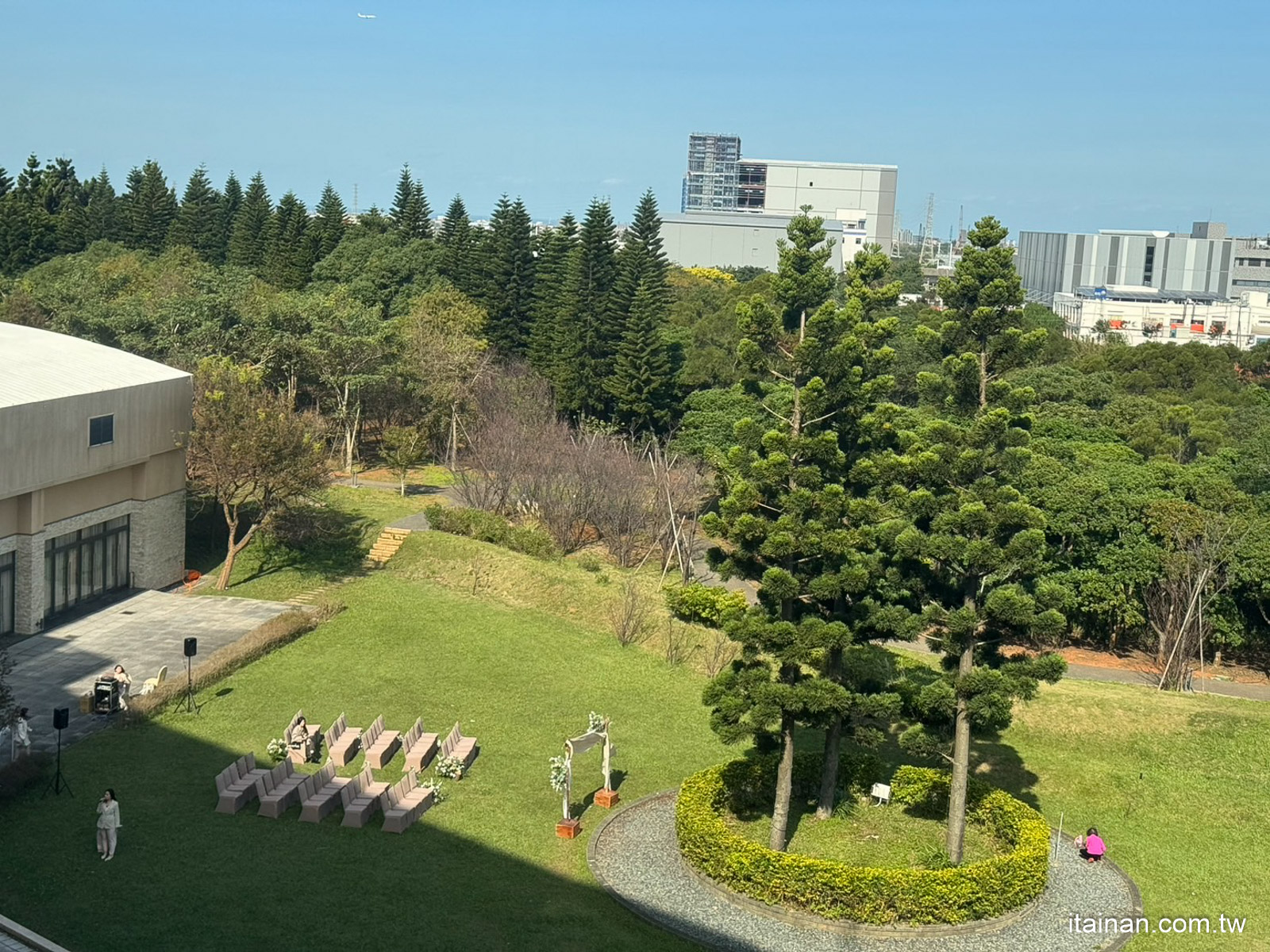 桃園．住宿｜桃園親子渡假飯店!房間就有美人湯、1500坪水療設施、超大親子館、賽車道 、攀岩、球池等，不出飯店也能玩一整天!早餐吃鴨肉麵、鮮肉餛飩湯!「南方莊園渡假飯店」