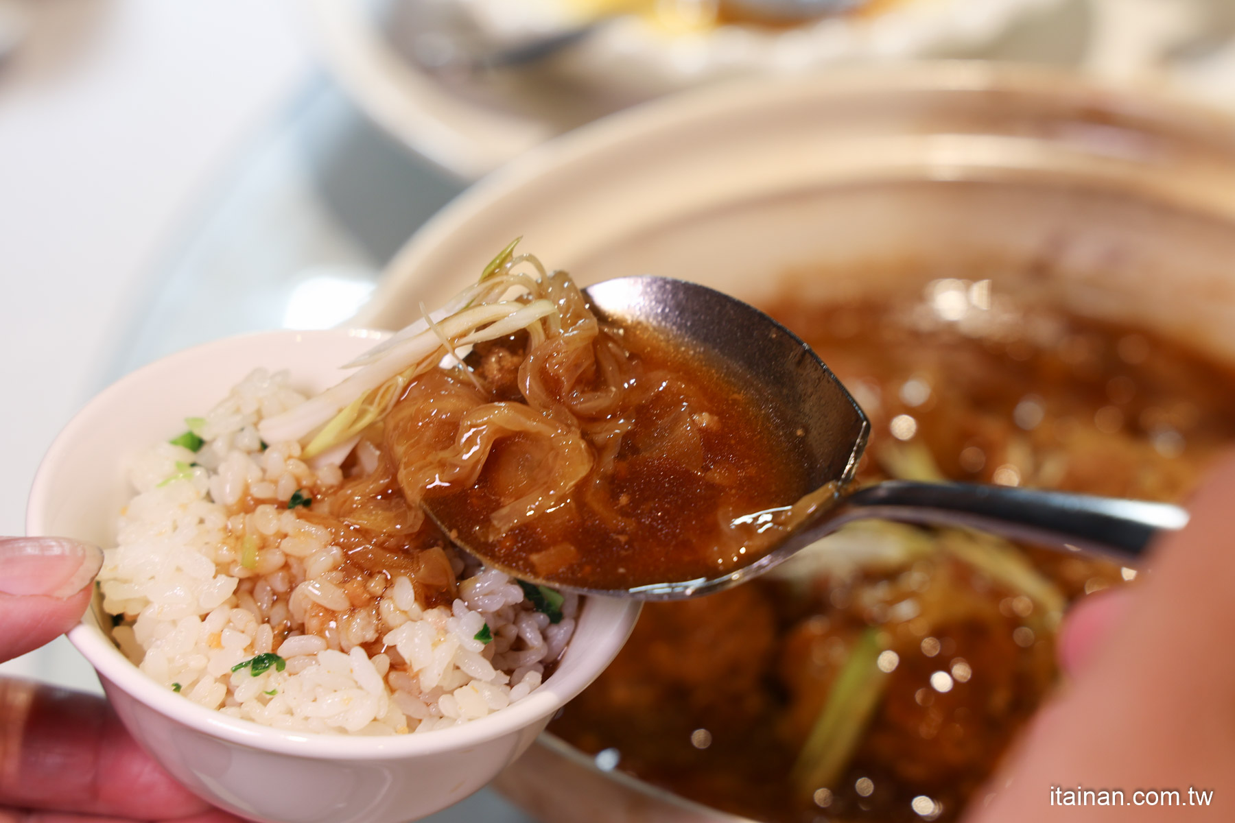 桃園．住宿｜桃園親子渡假飯店!房間就有美人湯、1500坪水療設施、超大親子館、賽車道 、攀岩、球池等，不出飯店也能玩一整天!早餐吃鴨肉麵、鮮肉餛飩湯!「南方莊園渡假飯店」