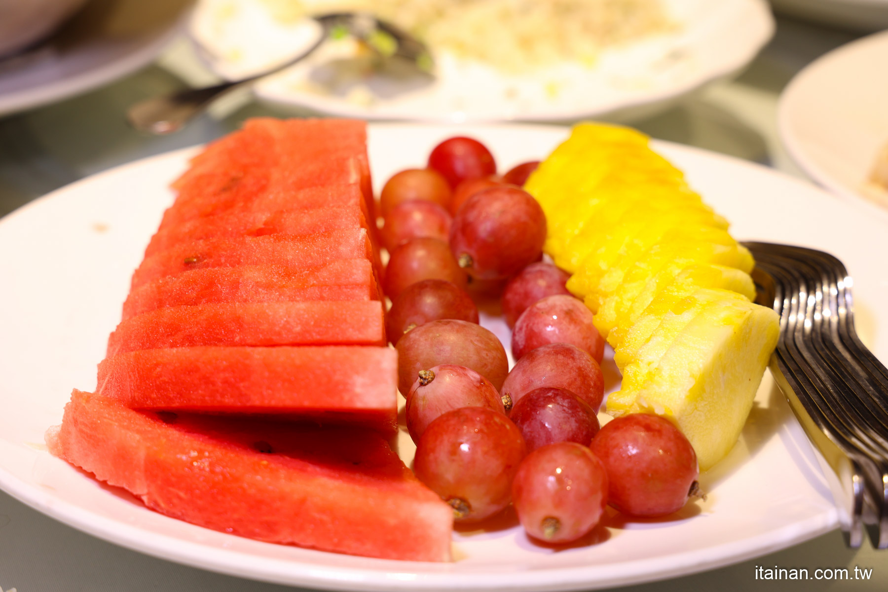 桃園．住宿｜桃園親子渡假飯店!房間就有美人湯、1500坪水療設施、超大親子館、賽車道 、攀岩、球池等，不出飯店也能玩一整天!早餐吃鴨肉麵、鮮肉餛飩湯!「南方莊園渡假飯店」