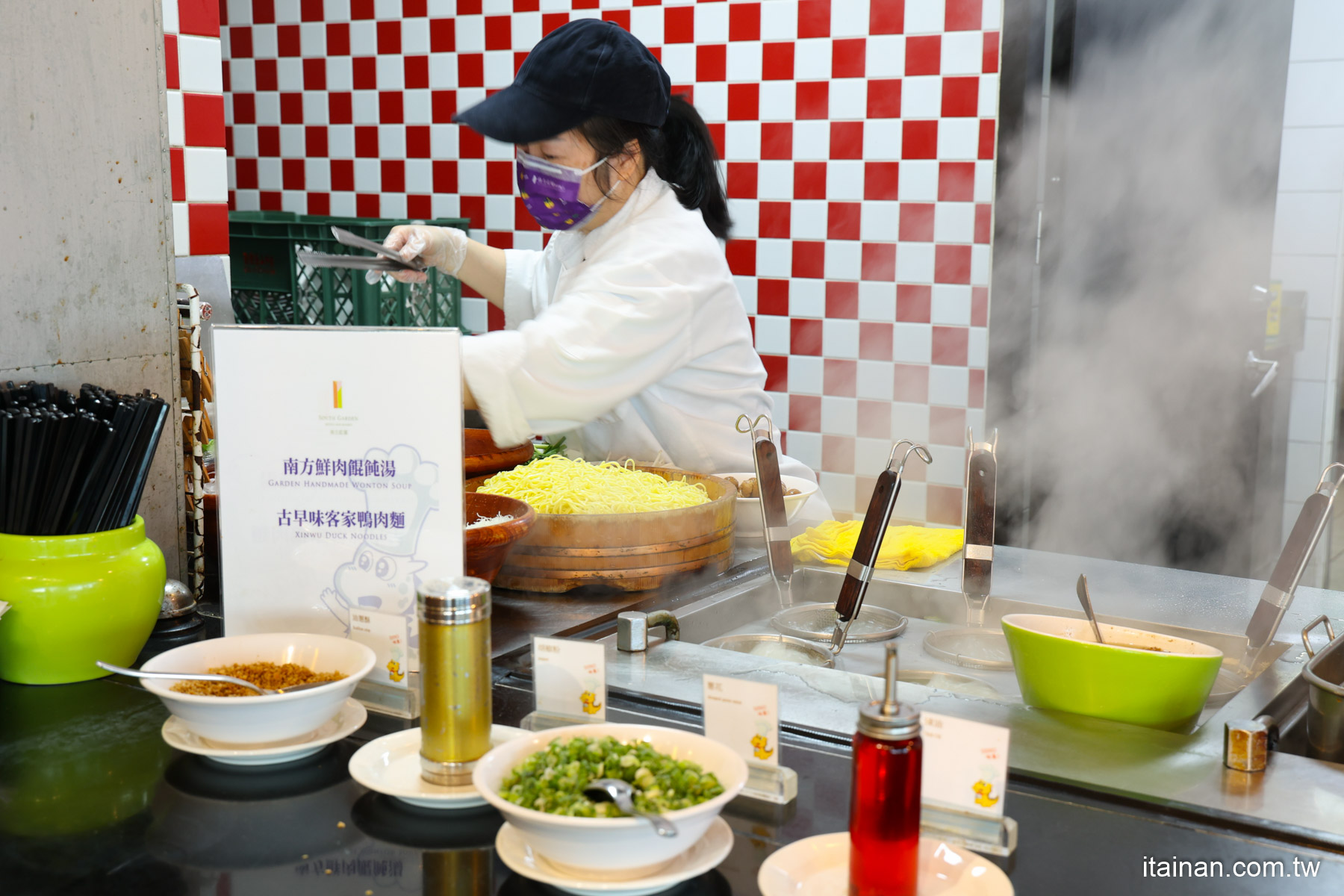 桃園．住宿｜桃園親子渡假飯店!房間就有美人湯、1500坪水療設施、超大親子館、賽車道 、攀岩、球池等，不出飯店也能玩一整天!早餐吃鴨肉麵、鮮肉餛飩湯!「南方莊園渡假飯店」