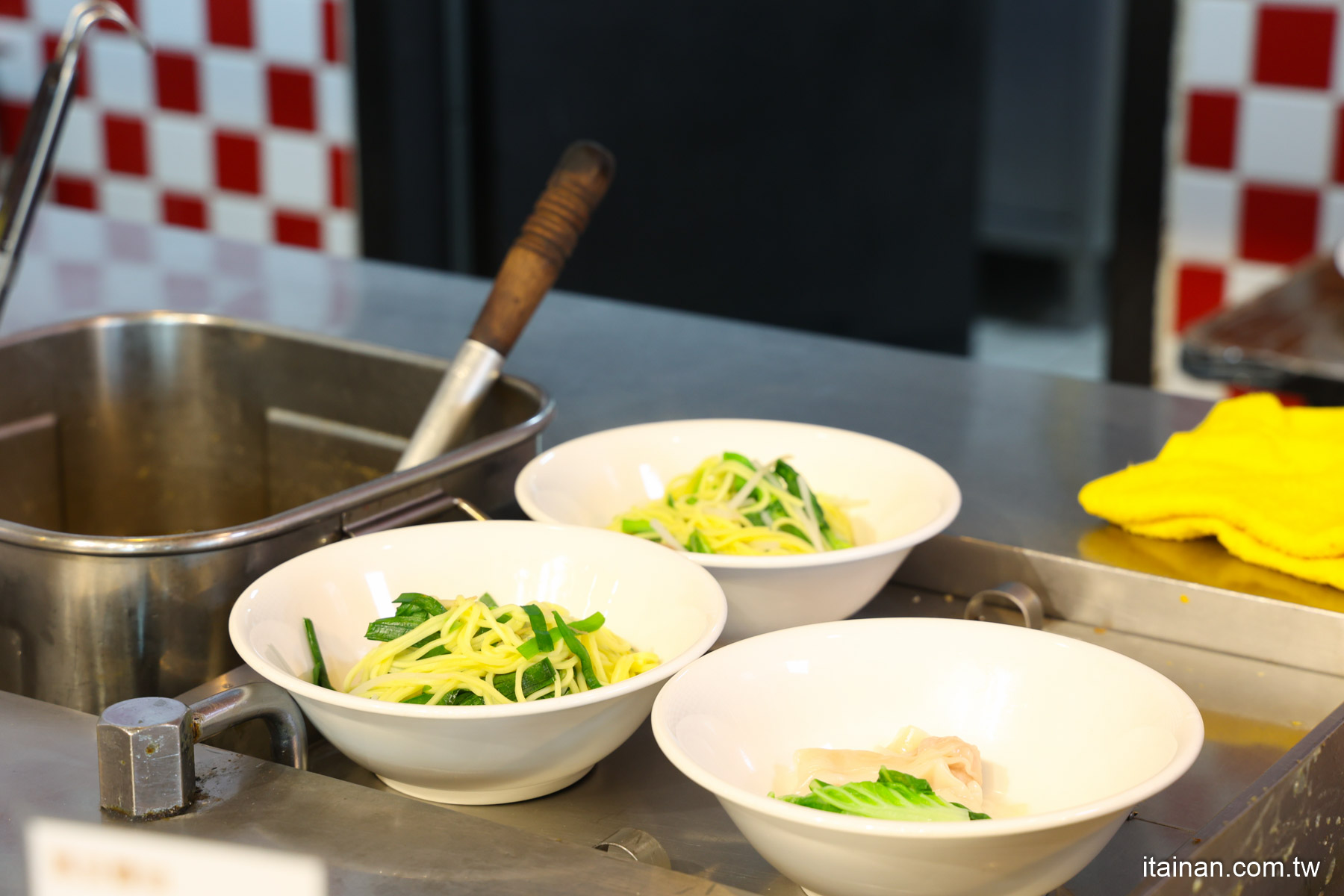 桃園．住宿｜桃園親子渡假飯店!房間就有美人湯、1500坪水療設施、超大親子館、賽車道 、攀岩、球池等，不出飯店也能玩一整天!早餐吃鴨肉麵、鮮肉餛飩湯!「南方莊園渡假飯店」