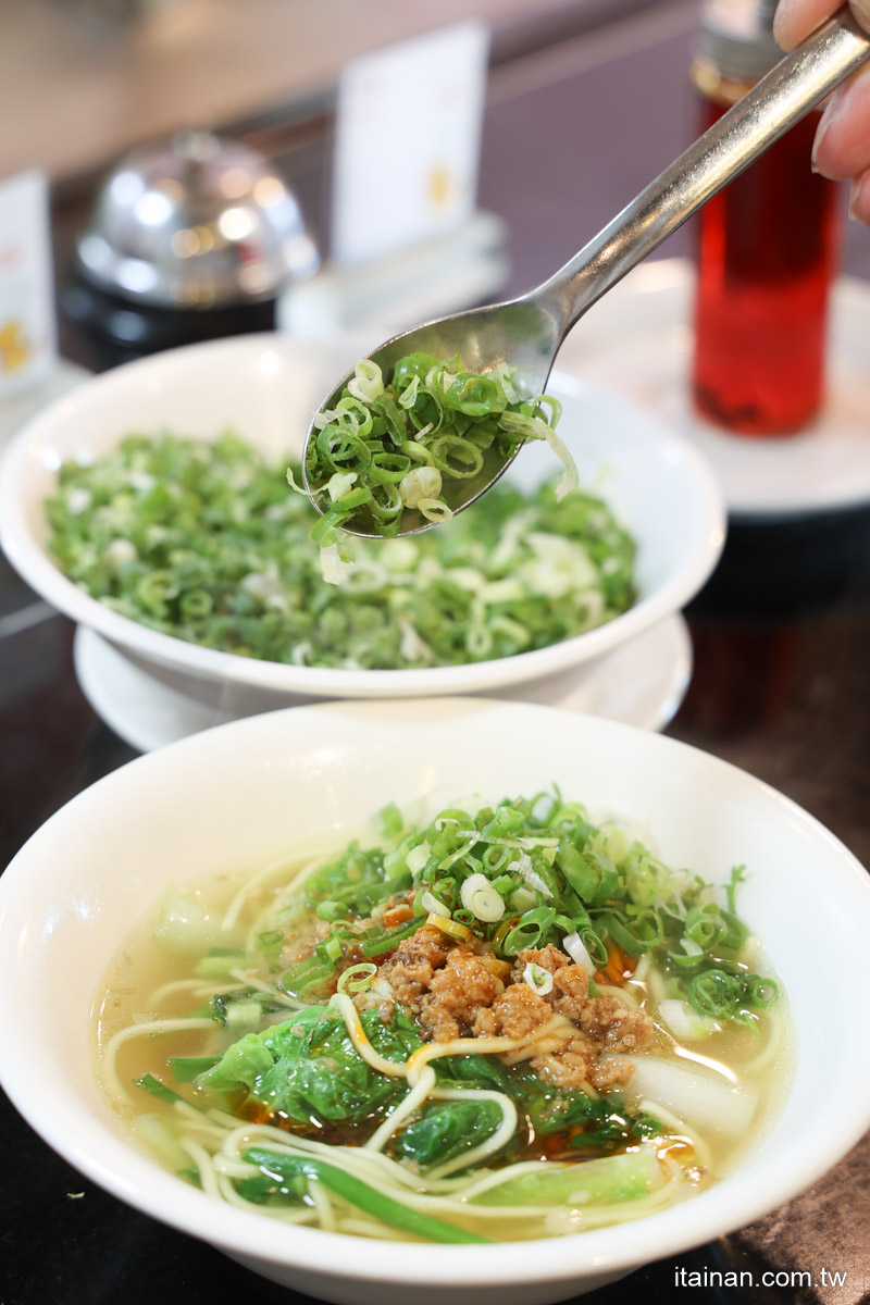 桃園．住宿｜桃園親子渡假飯店!房間就有美人湯、1500坪水療設施、超大親子館、賽車道 、攀岩、球池等，不出飯店也能玩一整天!早餐吃鴨肉麵、鮮肉餛飩湯!「南方莊園渡假飯店」