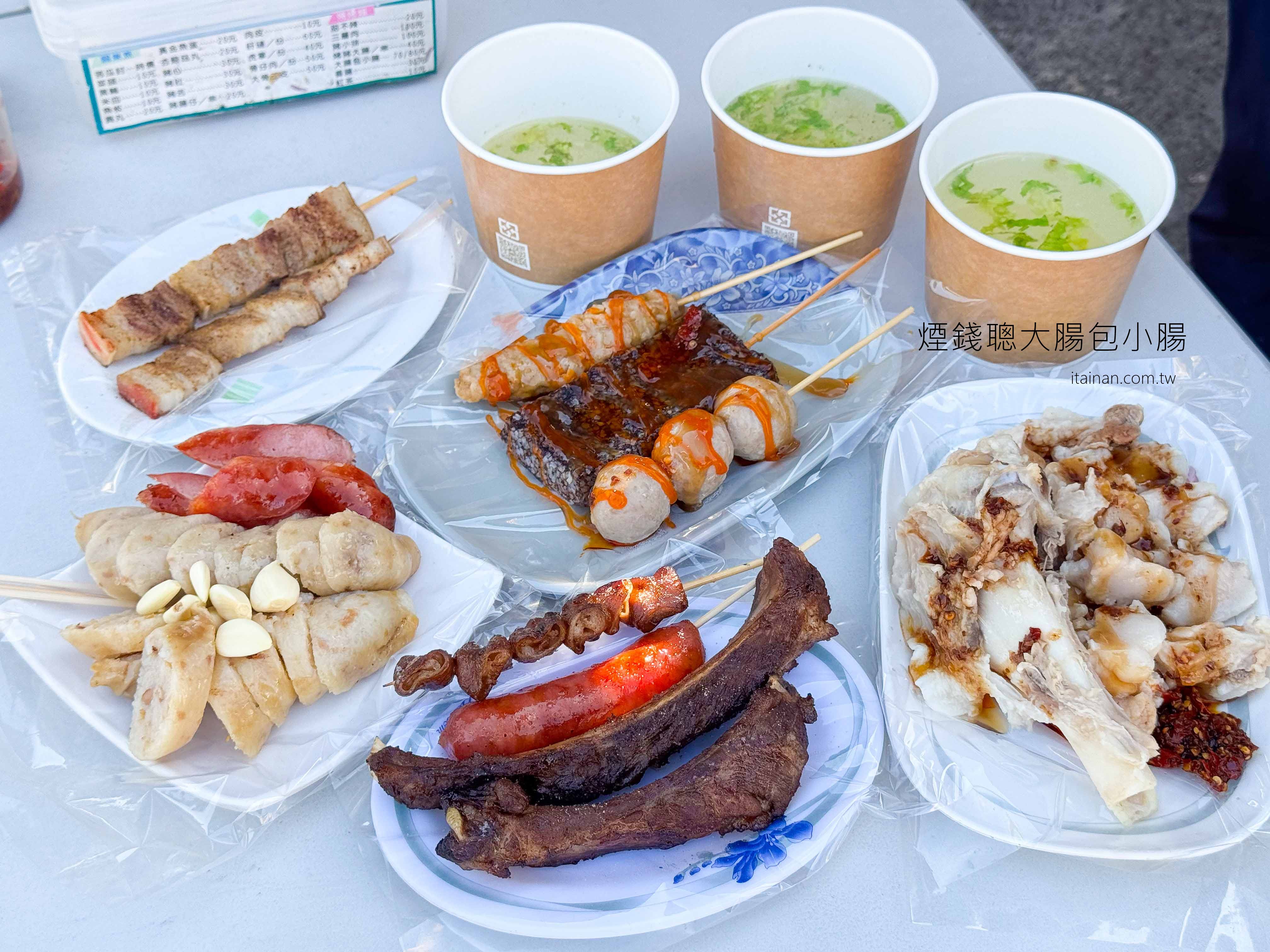 台南．將軍區美食｜廟口前的庶民美食~鄉下的小確幸!廟旁吃關東煮大腸包小腸!豬大骨、虎掌、炭烤豬肋排、炭烤三層肉必點，還有懷舊彈珠台可以打香腸「煙錢聰大腸包小腸」漚汪文衡殿