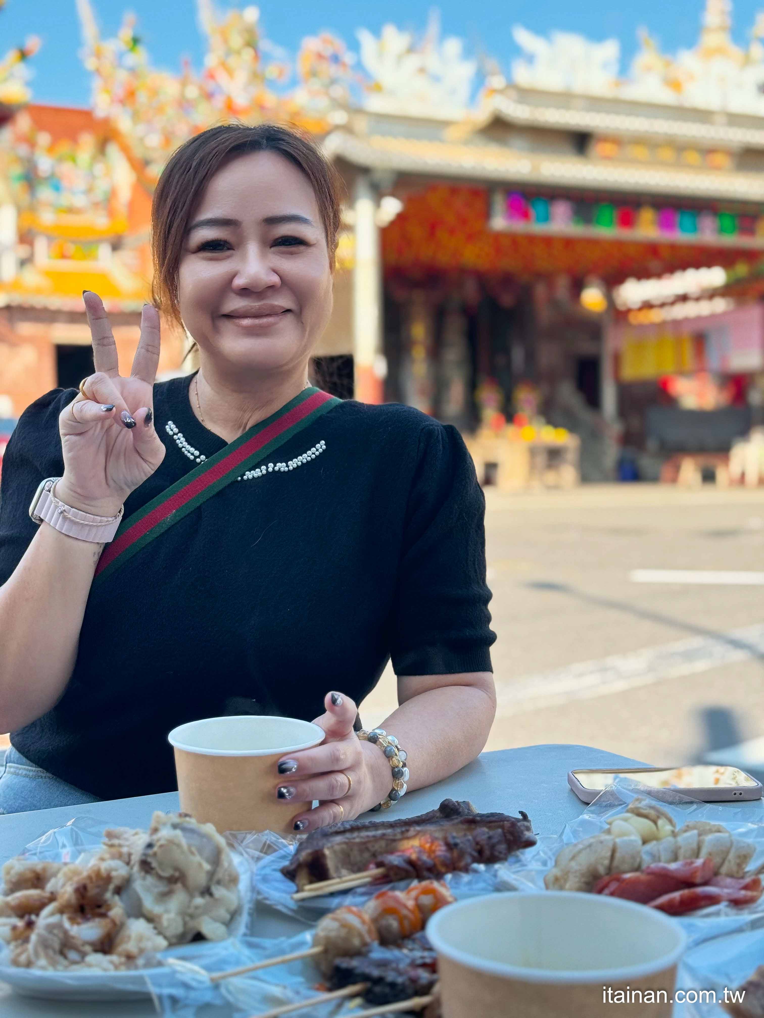 台南．將軍區美食｜廟口前的庶民美食~鄉下的小確幸!廟旁吃關東煮大腸包小腸!豬大骨、虎掌、炭烤豬肋排、炭烤三層肉必點，還有懷舊彈珠台可以打香腸「煙錢聰大腸包小腸」漚汪文衡殿