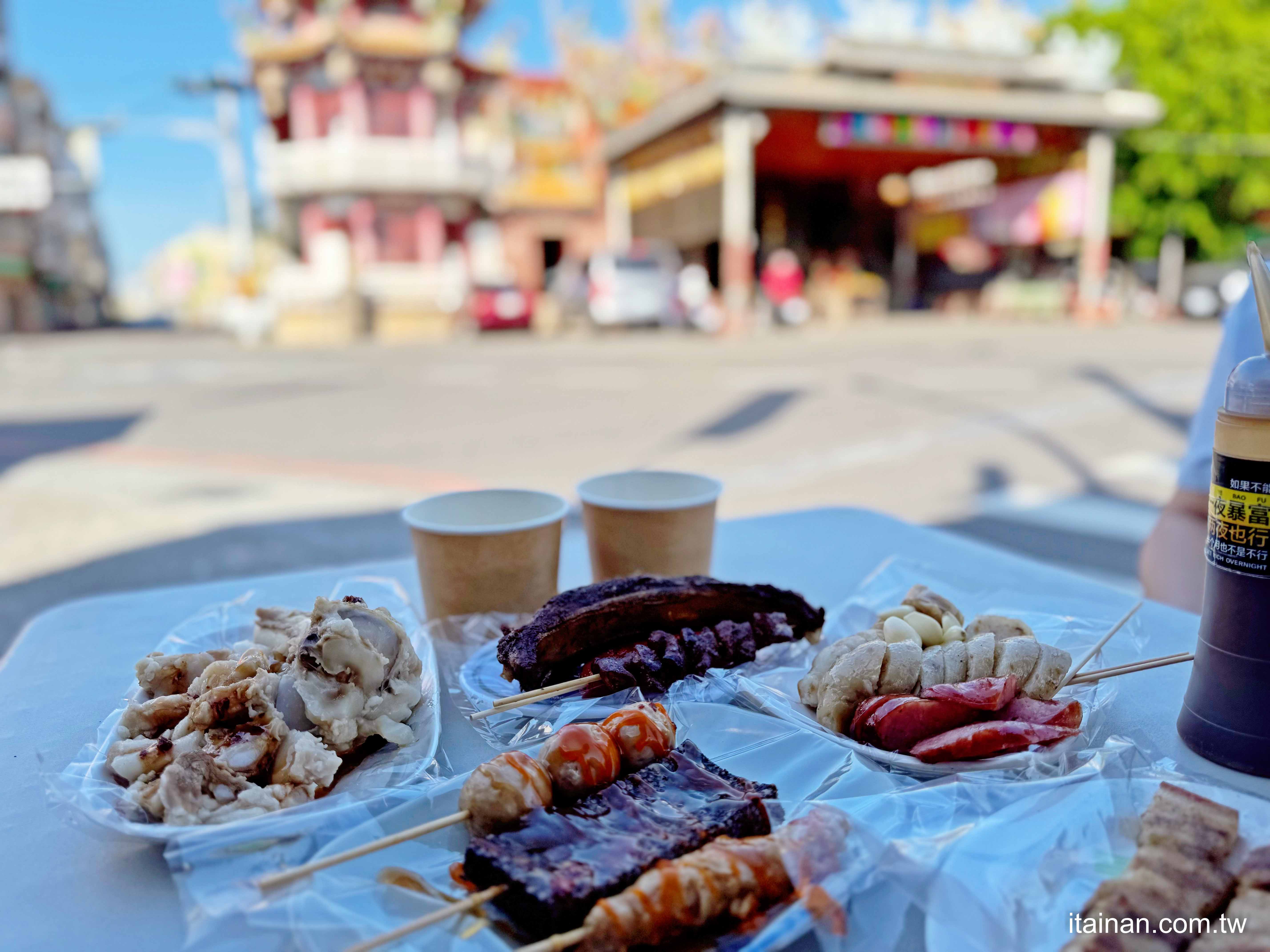 台南．將軍區美食｜廟口前的庶民美食~鄉下的小確幸!廟旁吃關東煮大腸包小腸!豬大骨、虎掌、炭烤豬肋排、炭烤三層肉必點，還有懷舊彈珠台可以打香腸「煙錢聰大腸包小腸」漚汪文衡殿