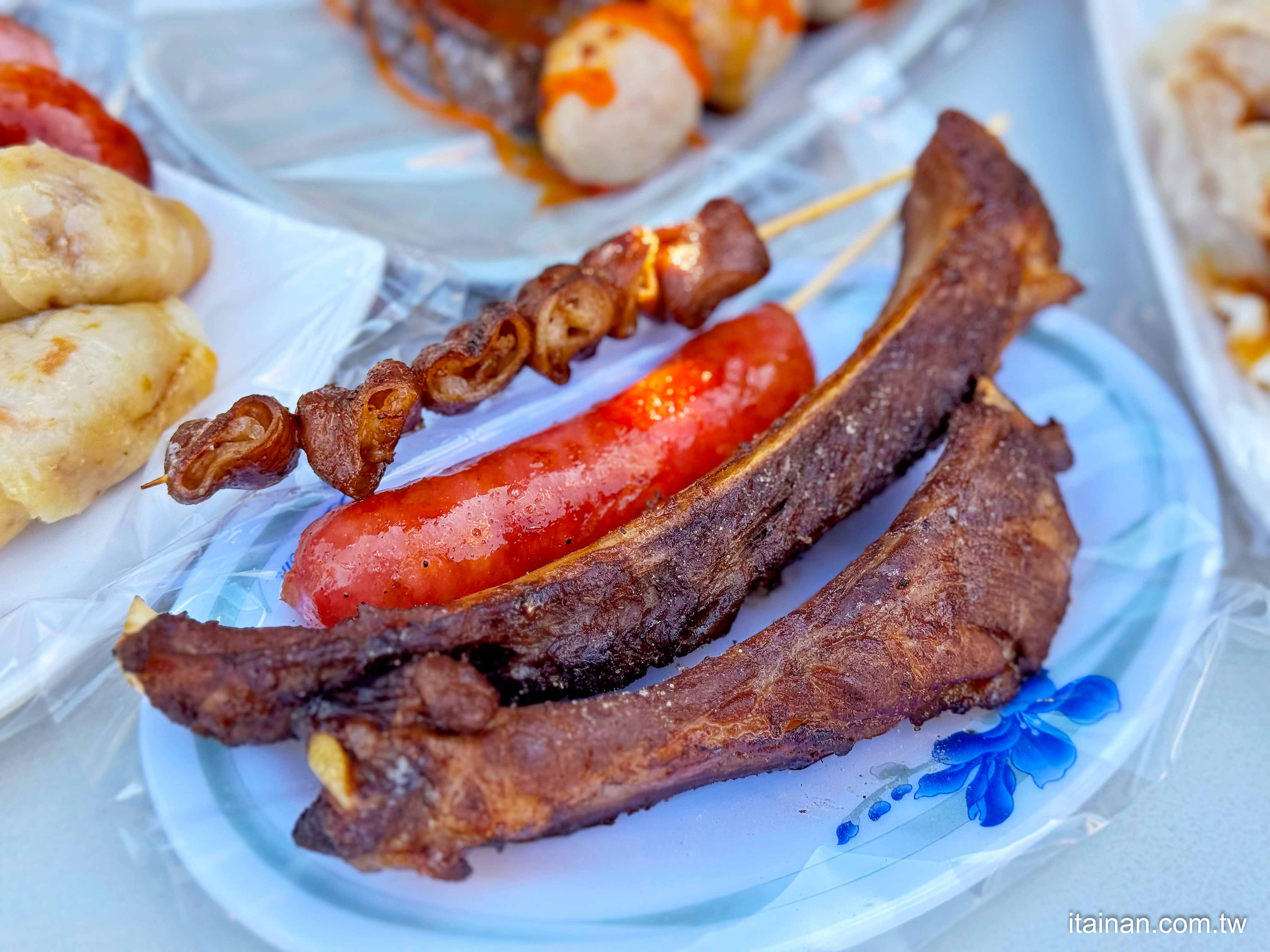 台南．將軍區美食｜廟口前的庶民美食~鄉下的小確幸!廟旁吃關東煮大腸包小腸!豬大骨、虎掌、炭烤豬肋排、炭烤三層肉必點，還有懷舊彈珠台可以打香腸「煙錢聰大腸包小腸」漚汪文衡殿