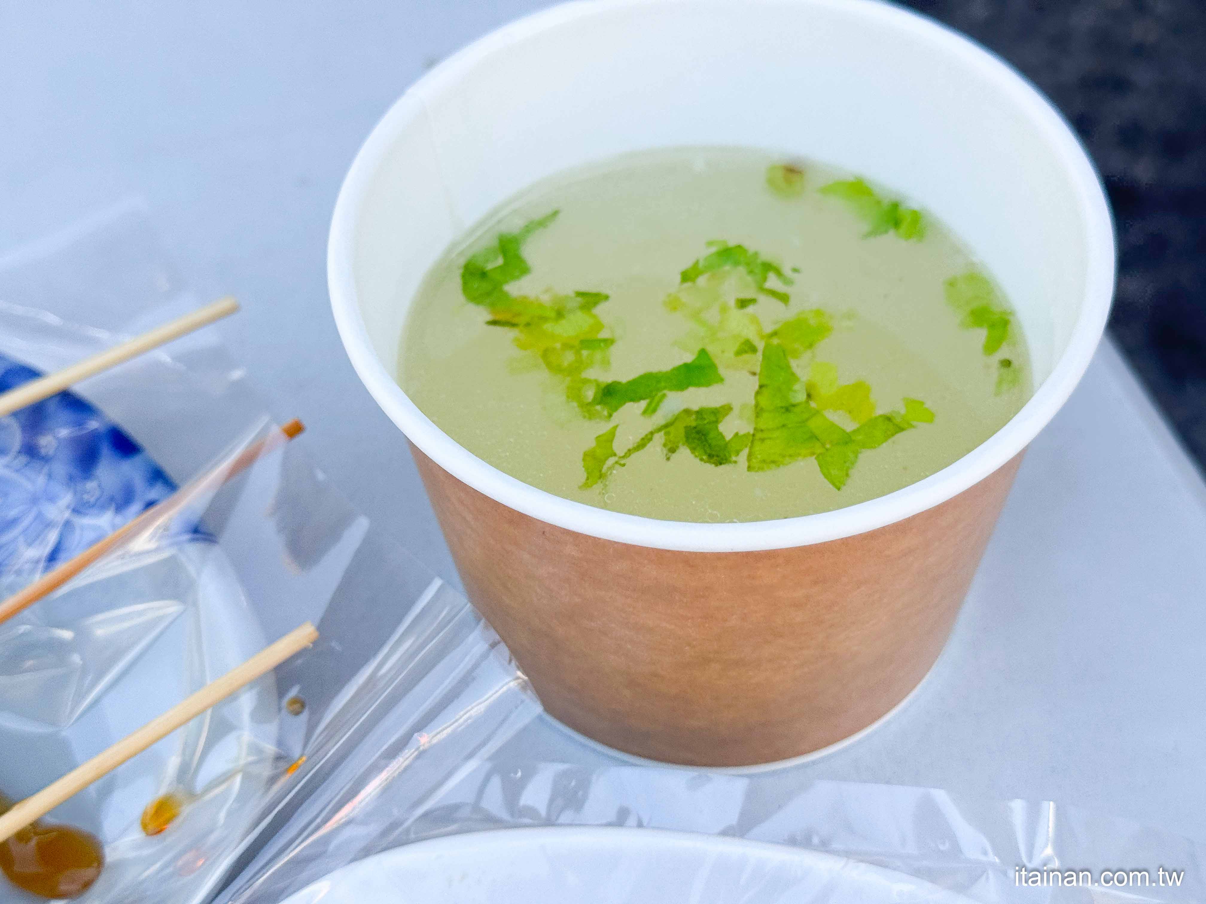 台南．將軍區美食｜廟口前的庶民美食~鄉下的小確幸!廟旁吃關東煮大腸包小腸!豬大骨、虎掌、炭烤豬肋排、炭烤三層肉必點，還有懷舊彈珠台可以打香腸「煙錢聰大腸包小腸」漚汪文衡殿