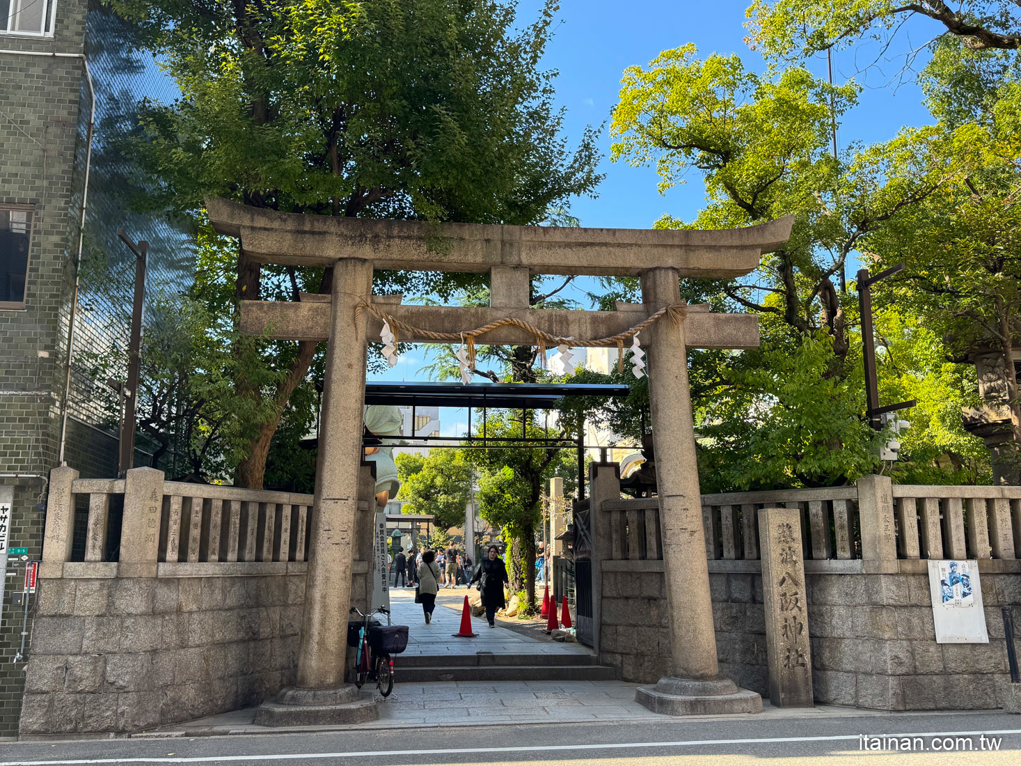 大阪．景點｜大阪旅遊必訪~巨大獅子幫你吞厄運!鯉魚、扇子籤詩、御守都超可愛!「難波八阪神社」免門票｜なんばやさか