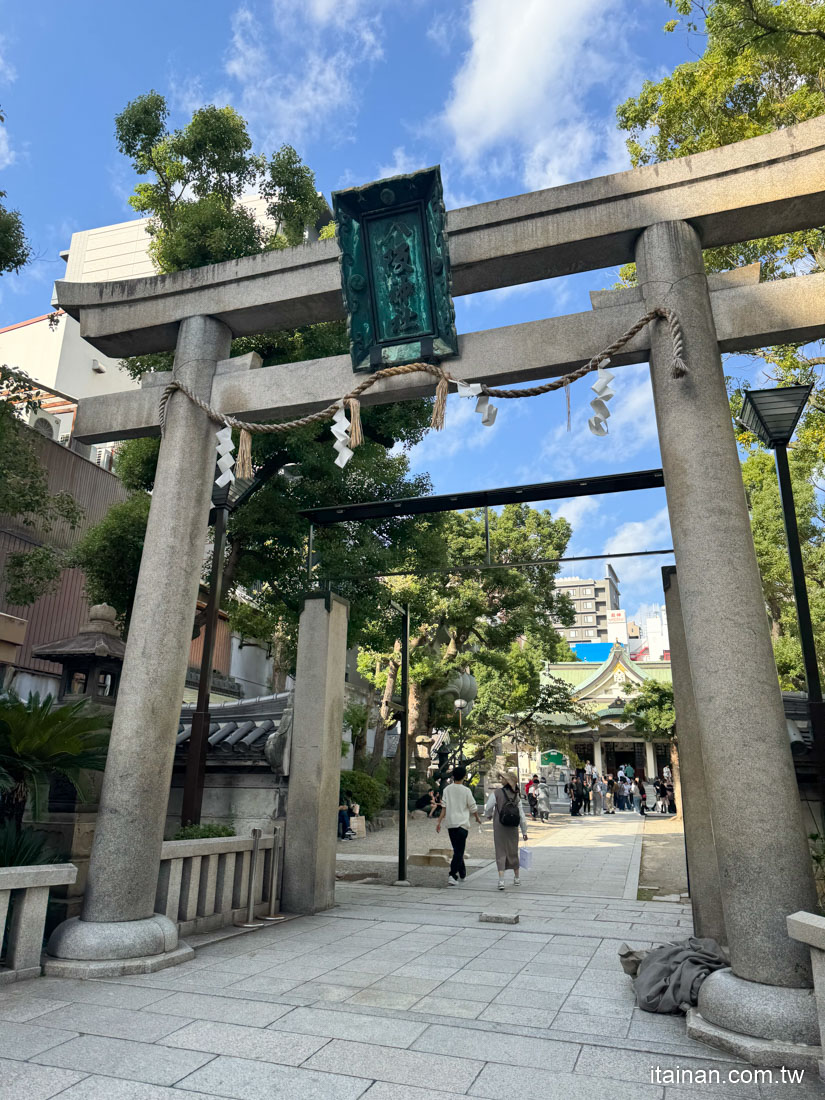 大阪．景點｜大阪旅遊必訪~巨大獅子幫你吞厄運!鯉魚、扇子籤詩、御守都超可愛!「難波八阪神社」免門票｜なんばやさか