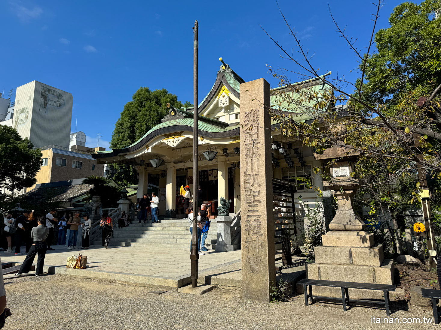 大阪．景點｜大阪旅遊必訪~巨大獅子幫你吞厄運!鯉魚、扇子籤詩、御守都超可愛!「難波八阪神社」免門票｜なんばやさか