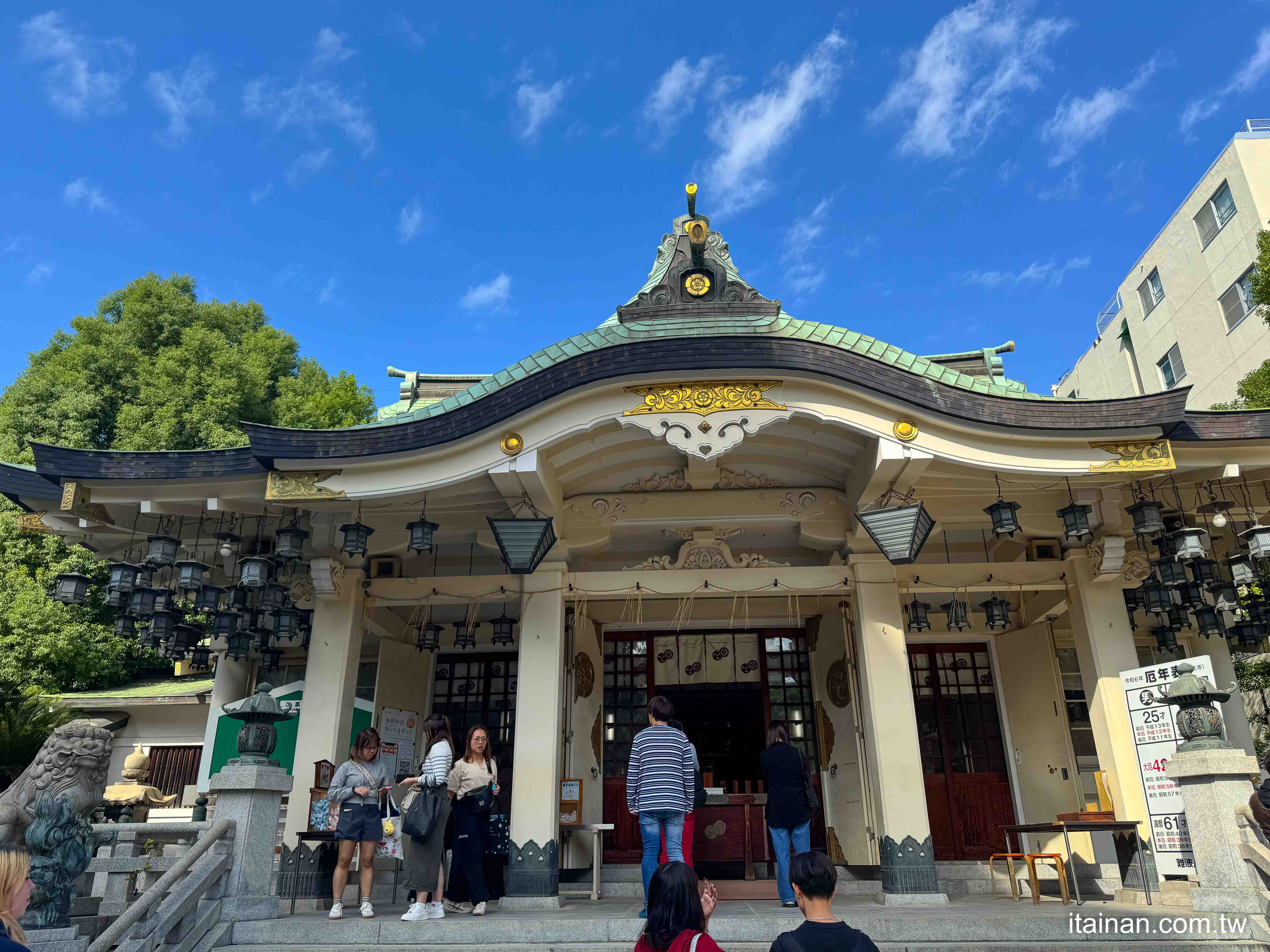 大阪．景點｜大阪旅遊必訪~巨大獅子幫你吞厄運!鯉魚、扇子籤詩、御守都超可愛!「難波八阪神社」免門票｜なんばやさか