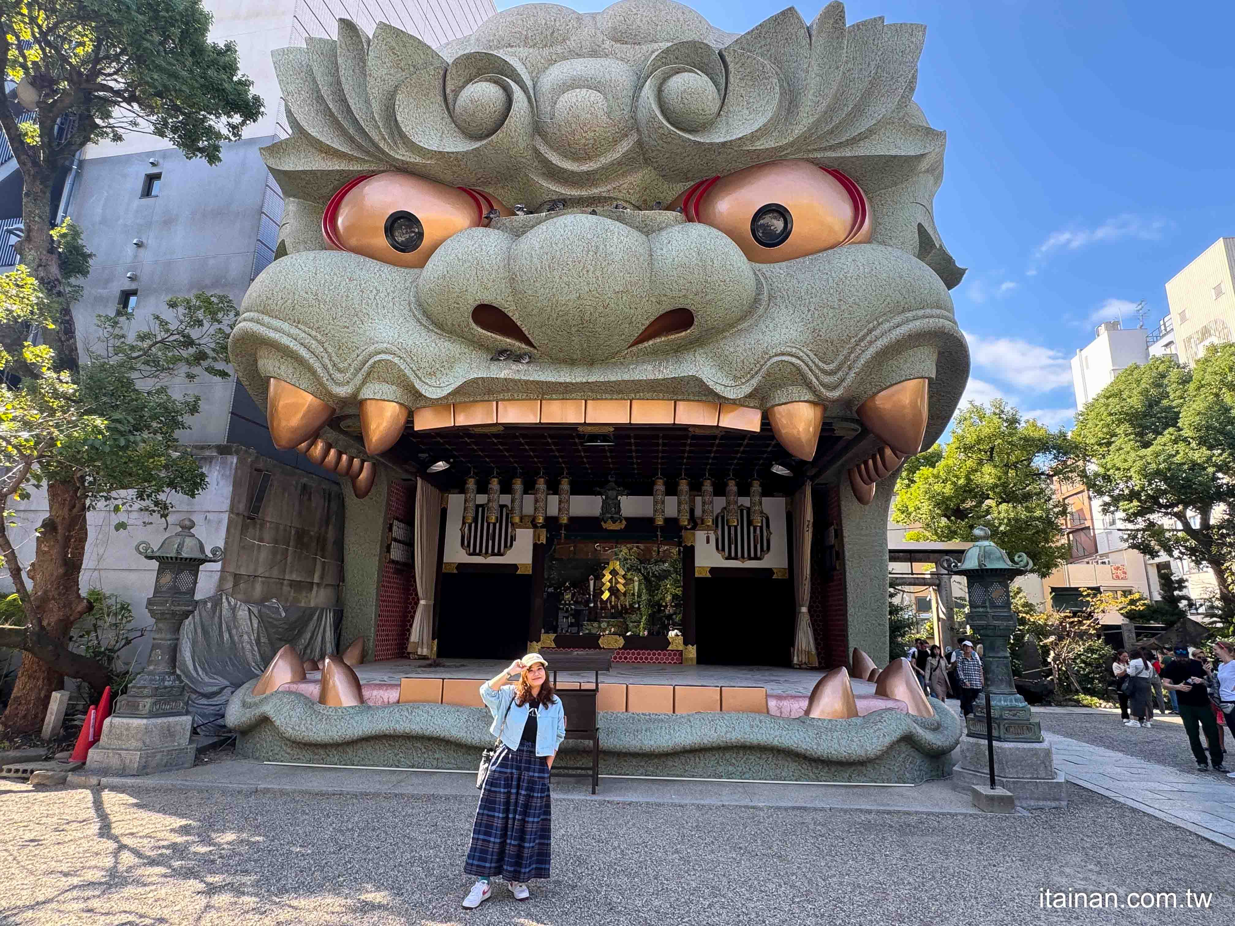 大阪．景點｜大阪旅遊必訪~巨大獅子幫你吞厄運!鯉魚、扇子籤詩、御守都超可愛!「難波八阪神社」免門票｜なんばやさか