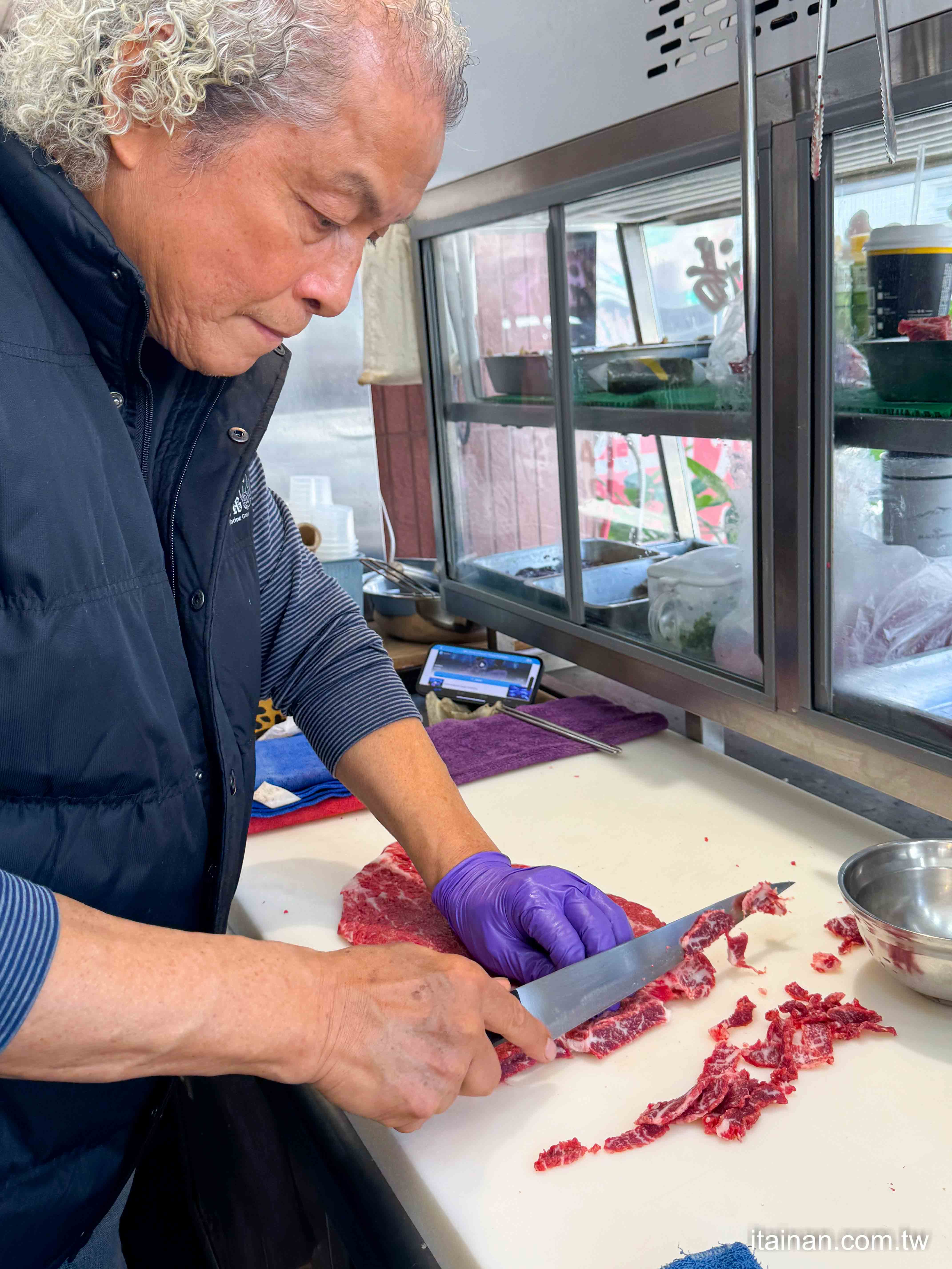 這碗牛肉湯不一樣!台南特有的牛蛋湯你吃過了嗎?牛肉加上土雞蛋黃滑嫩又營養滿分「台南牛家莊牛肉湯」