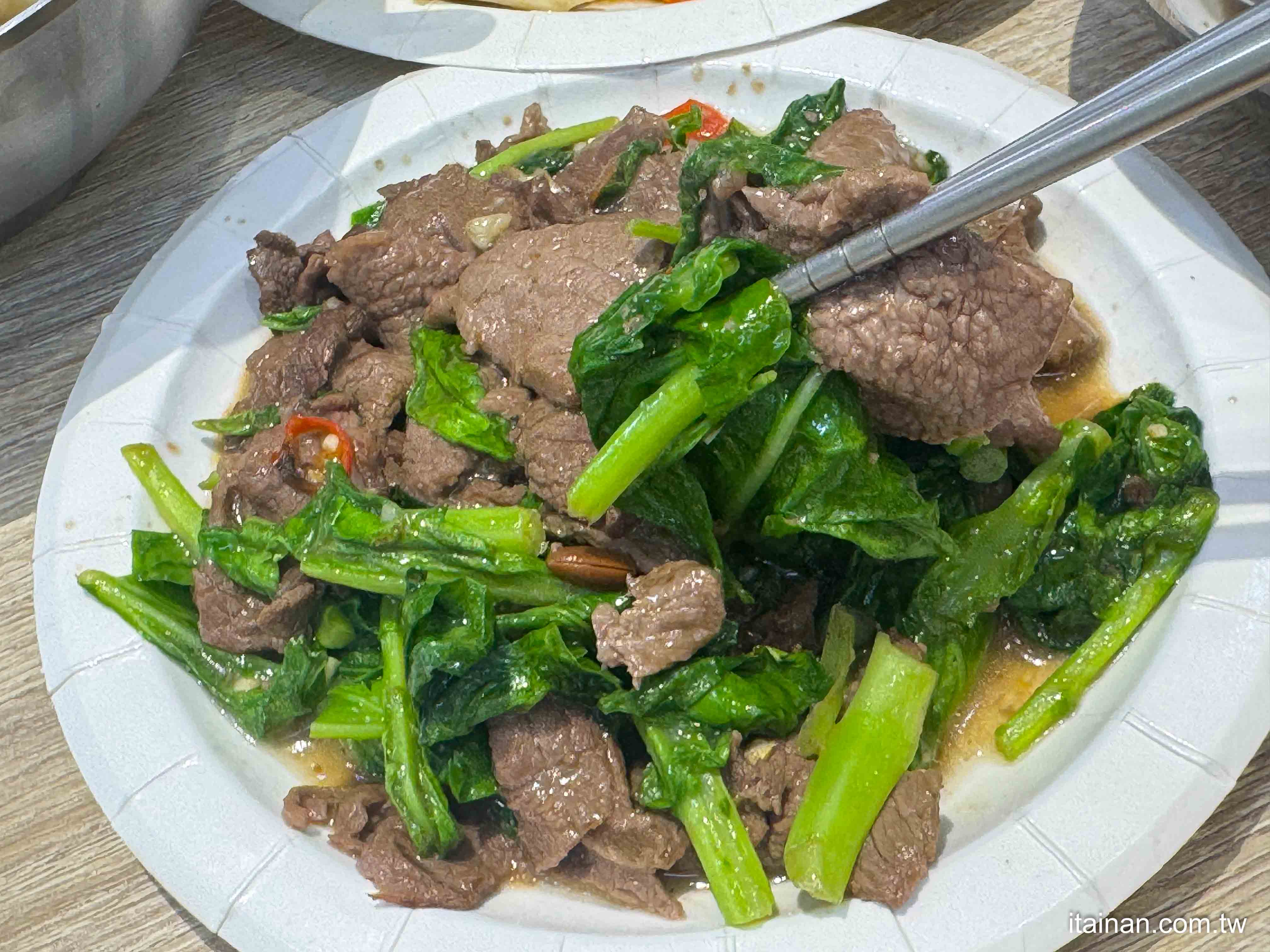 這碗牛肉湯不一樣!台南特有的牛蛋湯你吃過了嗎?牛肉加上土雞蛋黃滑嫩又營養滿分「台南牛家莊牛肉湯」