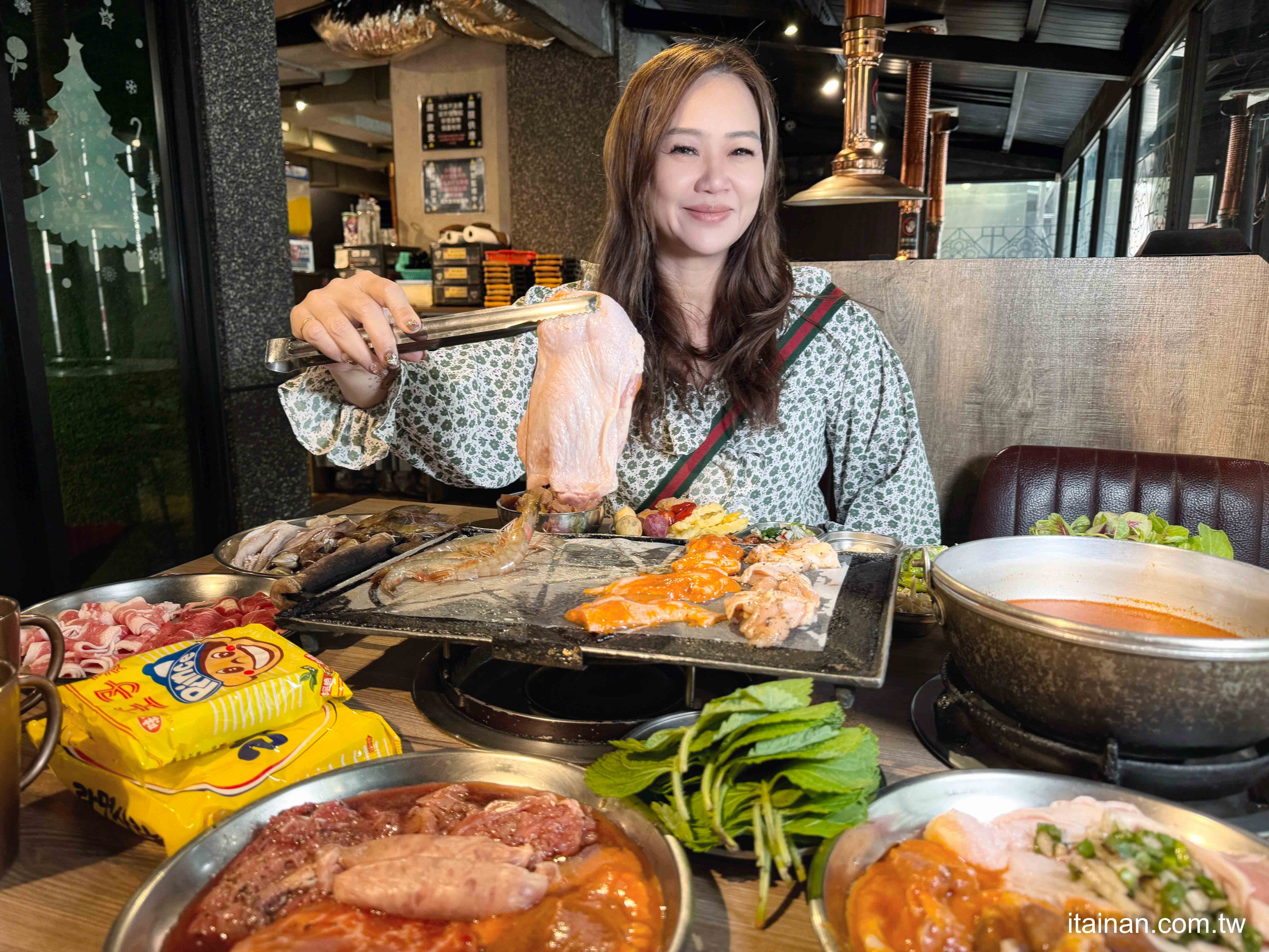 【高雄燒肉吃到飽】太超值!韓式燒肉火烤兩吃不分時段不分平假日每人299元!近五十種食材、海鮮肉品、炸物熟食、生菜醬料、韓式小菜、飲料冰品、沙瓦等通通任你吃，加價39元、49元銅板價升級海陸單一品項吃到飽「八道晟韓式火烤吃到飽文橫店」高雄吃到飽｜高雄前鎮美食