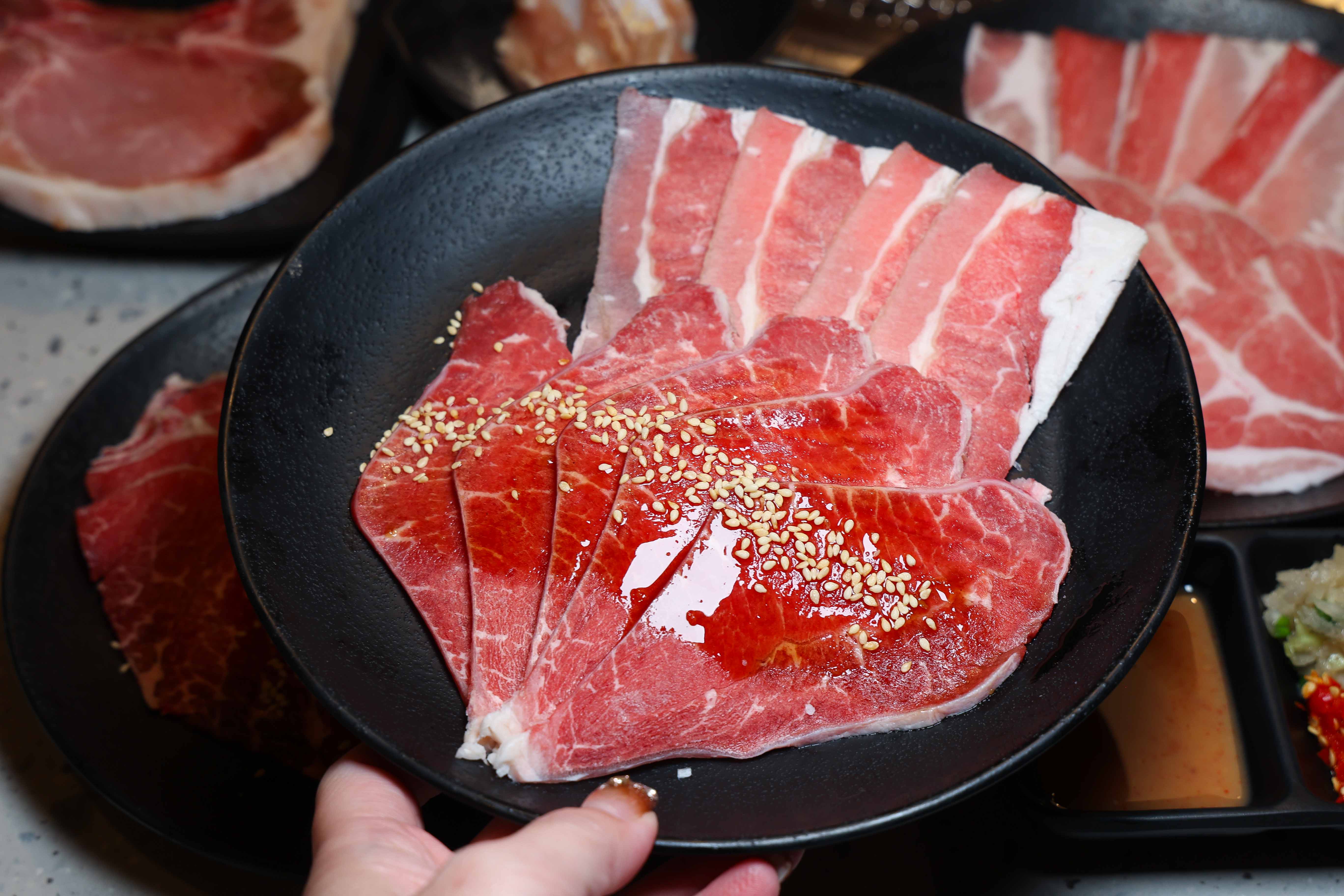 大人用餐兒童免費招待!精緻又不貴的日式燒肉，三種價位任你選，最低599!必吃比臉大厚切牛排、蒜蝦飯、牛肋條、戰斧豬排、超大魷魚「Oh Yaki精緻燒肉吃到飽-台南店 」台南燒肉吃到飽推薦