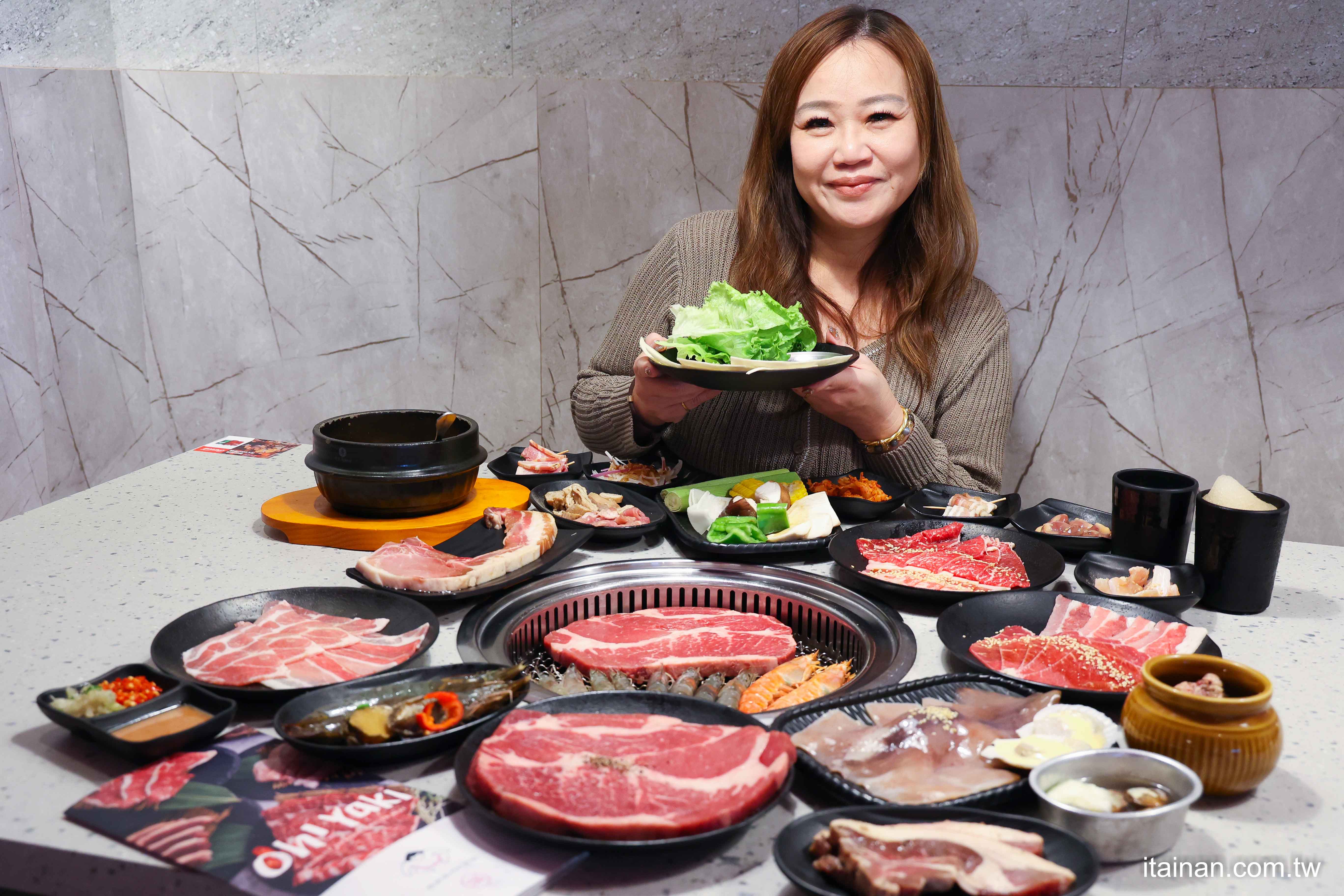 大人用餐兒童免費招待!精緻又不貴的日式燒肉，三種價位任你選，最低599!必吃比臉大厚切牛排、蒜蝦飯、牛肋條、戰斧豬排、超大魷魚「Oh Yaki精緻燒肉吃到飽-台南店 」台南燒肉吃到飽推薦