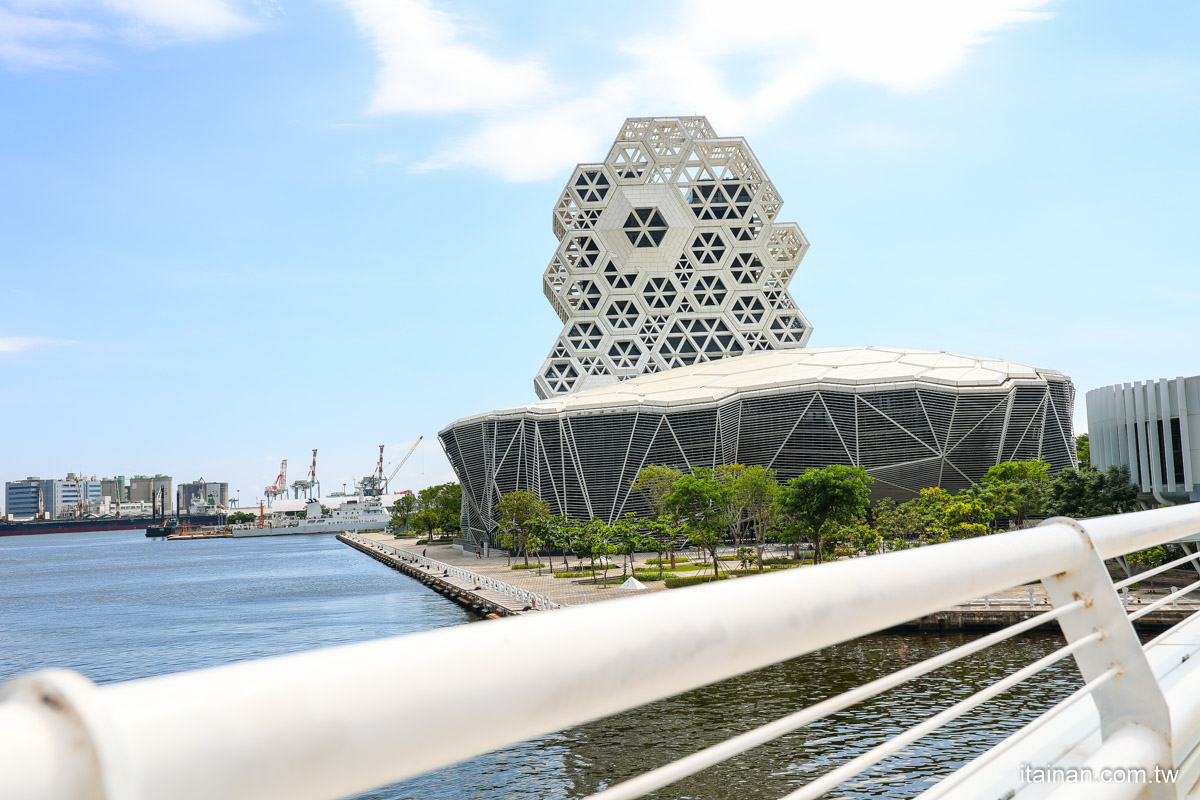 【母親節特輯】穿越時空帶爸媽來重溫青春回憶!來「高雄流行音樂中心」看演場會吃喝玩樂購物一次搞定!2025真愛秀．藍寶石大歌廳演唱會+藍寶石大歌廳《秀場傳奇》故事展(含專屬優惠活動)｜高雄旅遊景點推薦