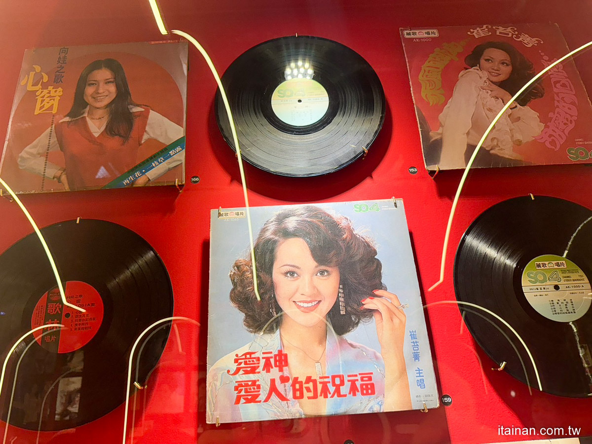 【母親節特輯】穿越時空帶爸媽來重溫青春回憶!來「高雄流行音樂中心」看演場會吃喝玩樂購物一次搞定!2025真愛秀．藍寶石大歌廳演唱會+藍寶石大歌廳《秀場傳奇》故事展(含專屬優惠活動)｜高雄旅遊景點推薦