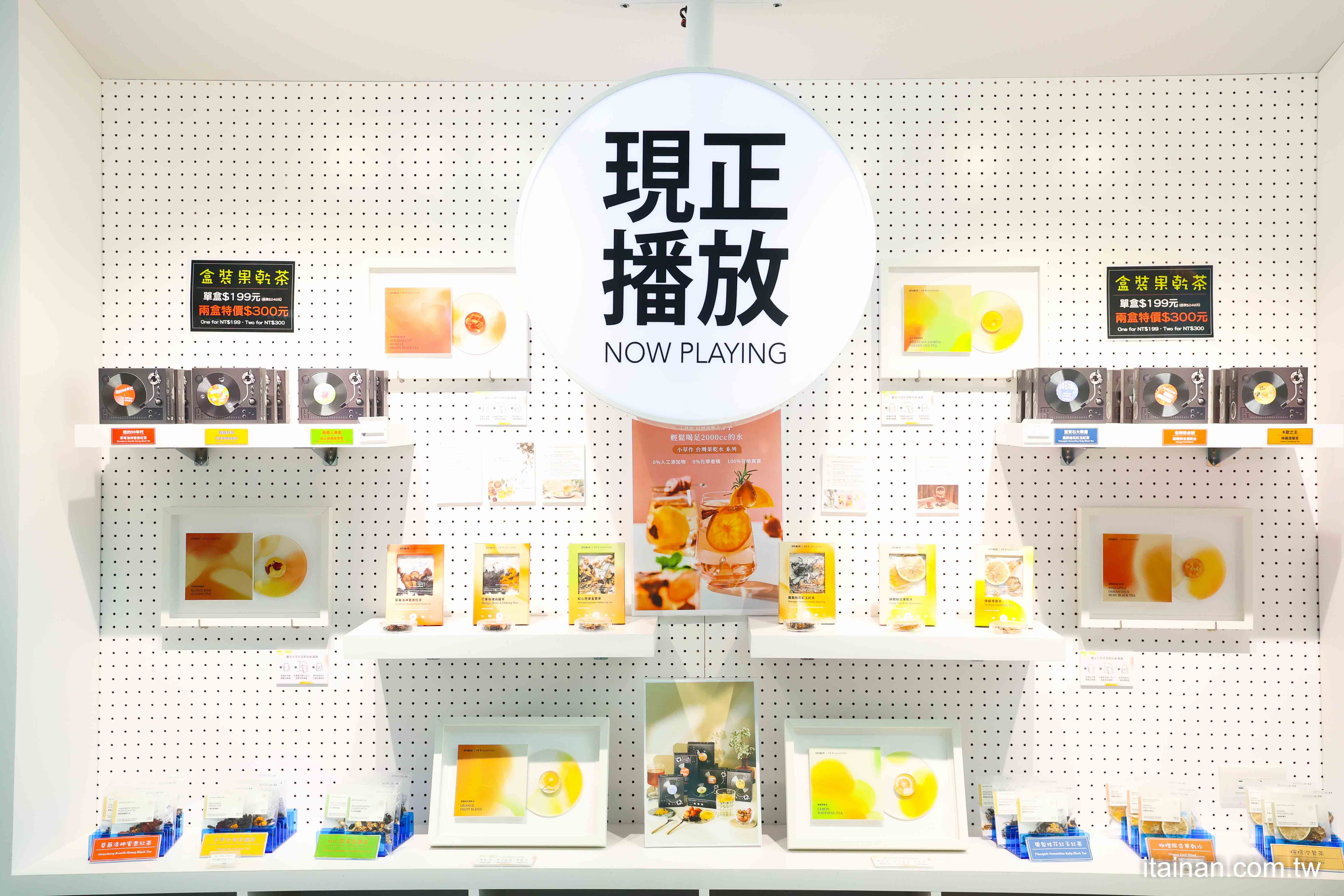 【母親節特輯】穿越時空帶爸媽來重溫青春回憶!來「高雄流行音樂中心」看演場會吃喝玩樂購物一次搞定!2025真愛秀．藍寶石大歌廳演唱會+藍寶石大歌廳《秀場傳奇》故事展(含專屬優惠活動)｜高雄旅遊景點推薦