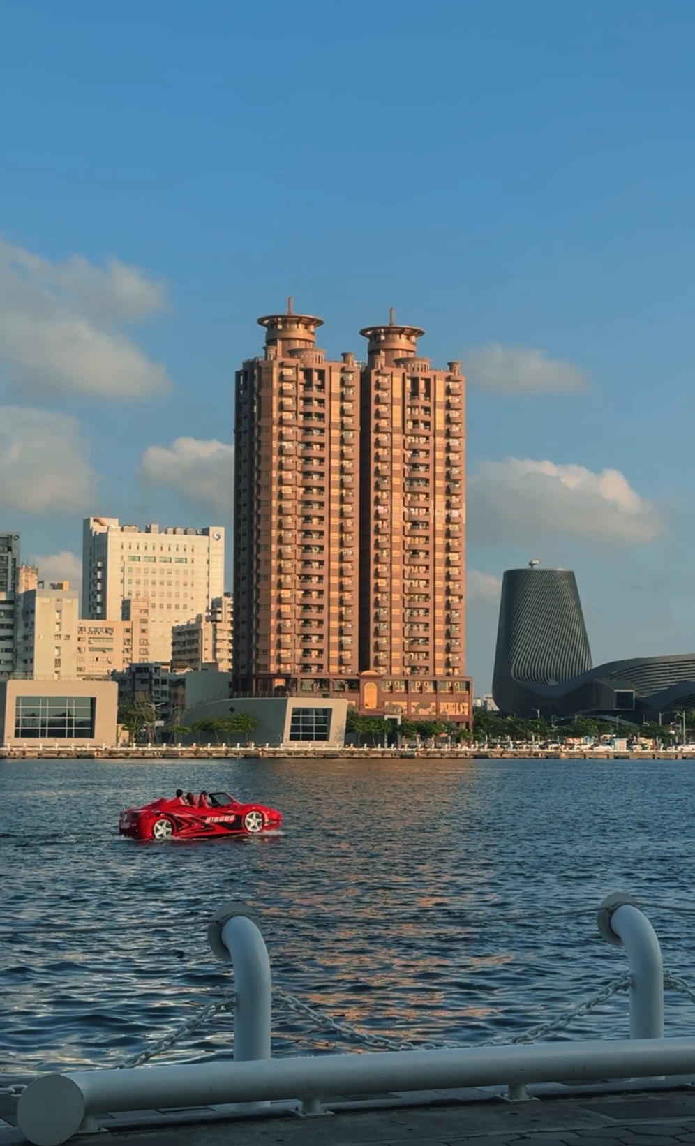 【母親節特輯】穿越時空帶爸媽來重溫青春回憶!來「高雄流行音樂中心」看演場會吃喝玩樂購物一次搞定!2025真愛秀．藍寶石大歌廳演唱會+藍寶石大歌廳《秀場傳奇》故事展(含專屬優惠活動)｜高雄旅遊景點推薦