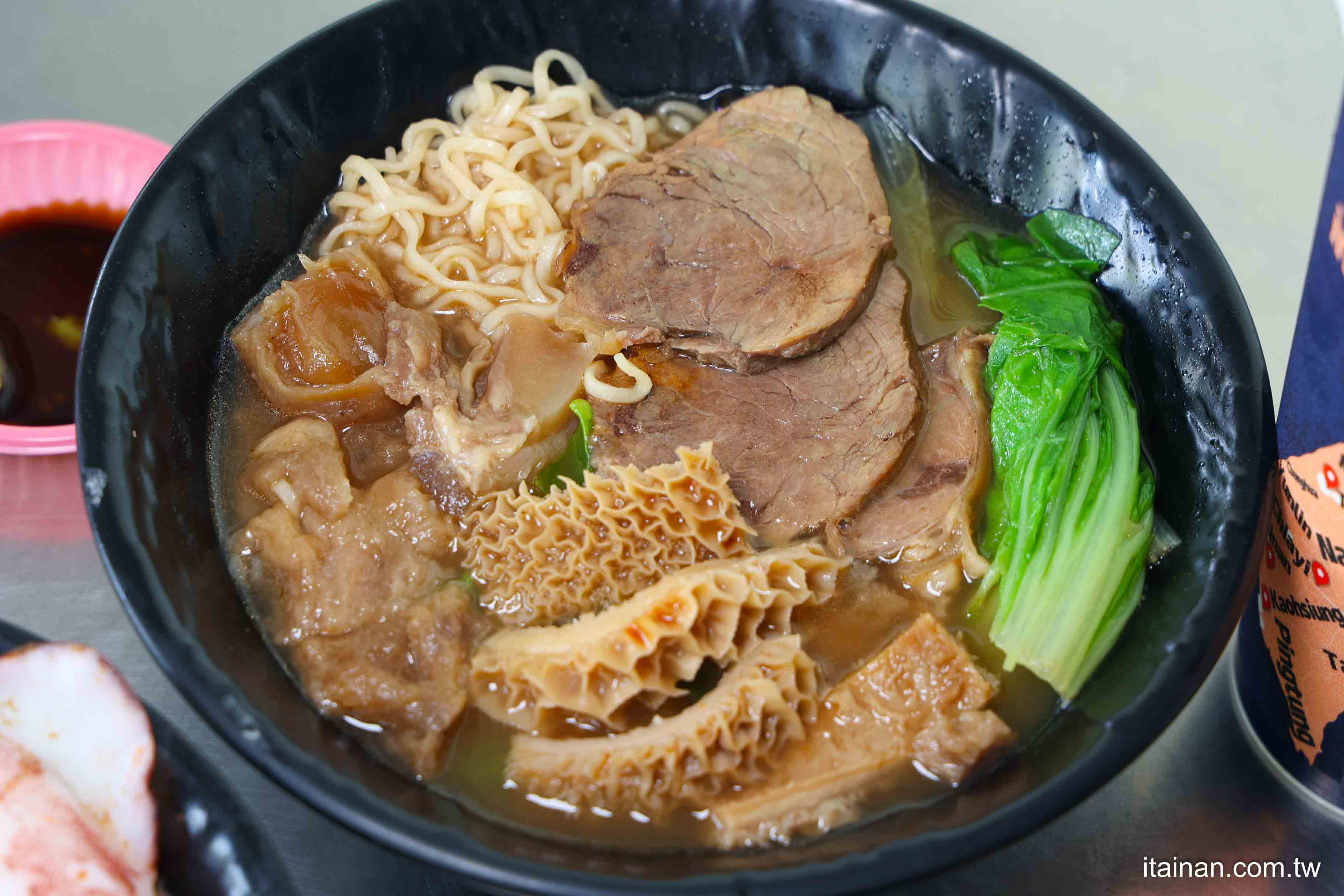 台南味海鮮飯湯5種海鮮鋪滿滿竟然只賣150元!一次爽吃牛筋、牛肚、牛腱的牛三寶泡麵也只要128元!「金三益健康茶飲台南林森總店」限定推出