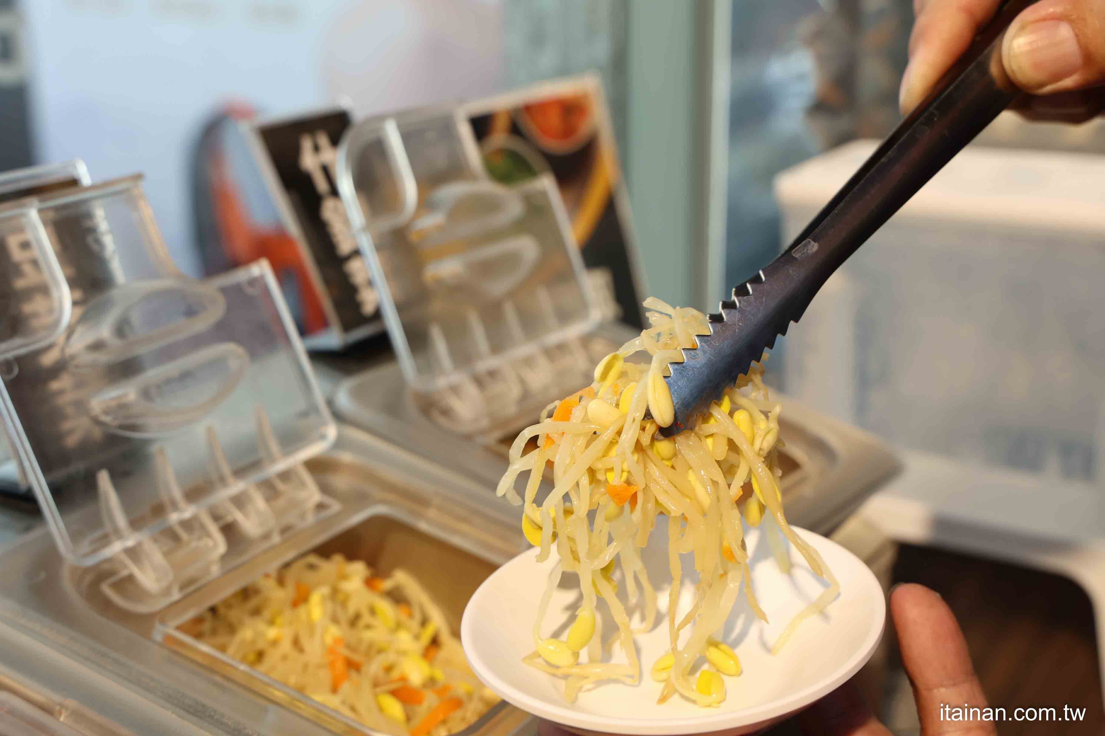 不用飛韓國~台南也能吃到道地韓式豬肉湯飯、馬鈴薯龍骨湯、DIY拳頭飯，小菜無限享用，免費提供寵物餐與兒童餐!「庫霸豬肉湯飯」｜台南安平美食｜寵物友善｜平價韓式料理