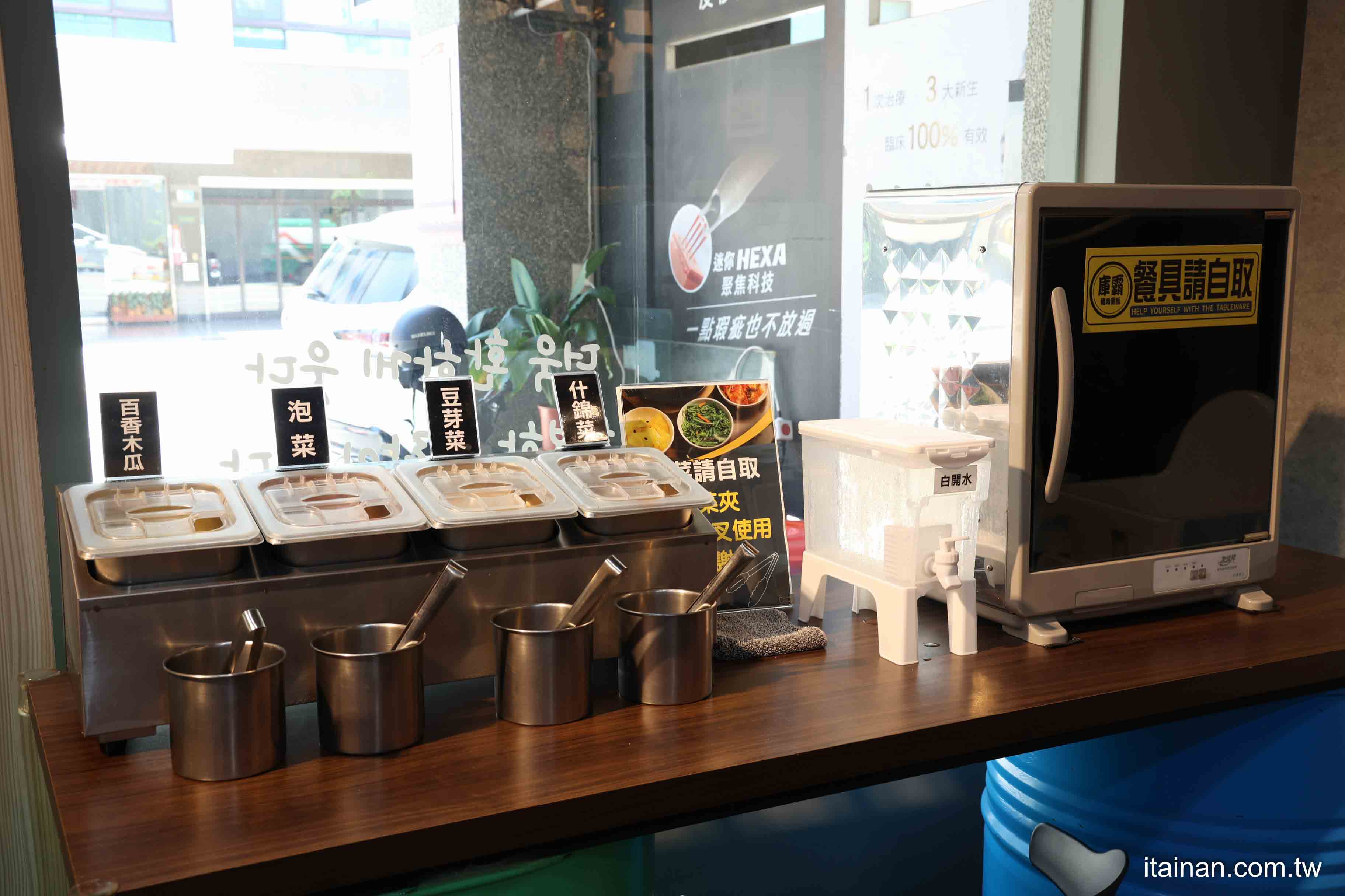 不用飛韓國~台南也能吃到道地韓式豬肉湯飯、馬鈴薯龍骨湯、DIY拳頭飯，小菜無限享用，免費提供寵物餐與兒童餐!「庫霸豬肉湯飯」｜台南安平美食｜寵物友善｜平價韓式料理