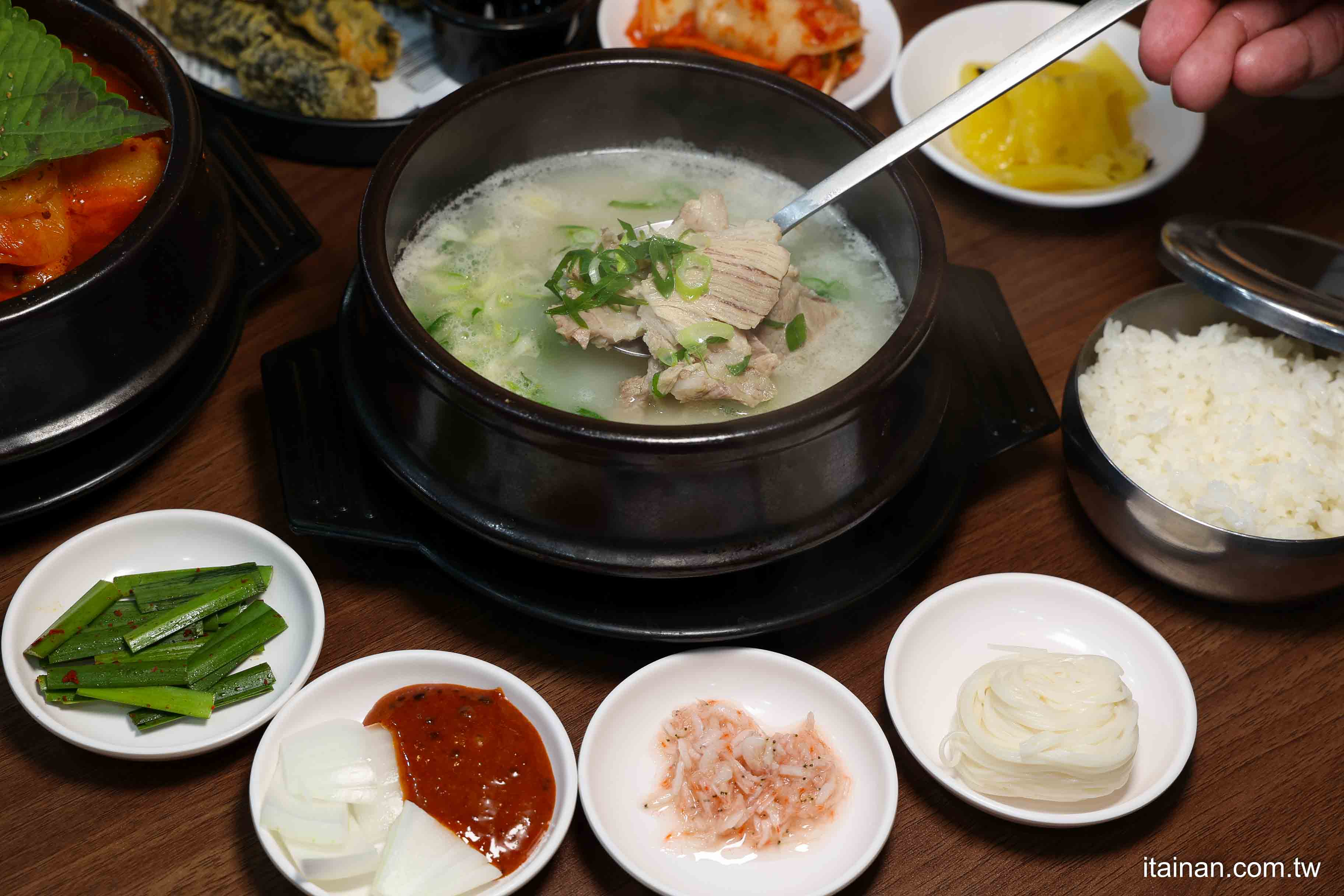 不用飛韓國~台南也能吃到道地韓式豬肉湯飯、馬鈴薯龍骨湯、DIY拳頭飯，小菜無限享用，免費提供寵物餐與兒童餐!「庫霸豬肉湯飯」｜台南安平美食｜寵物友善｜平價韓式料理