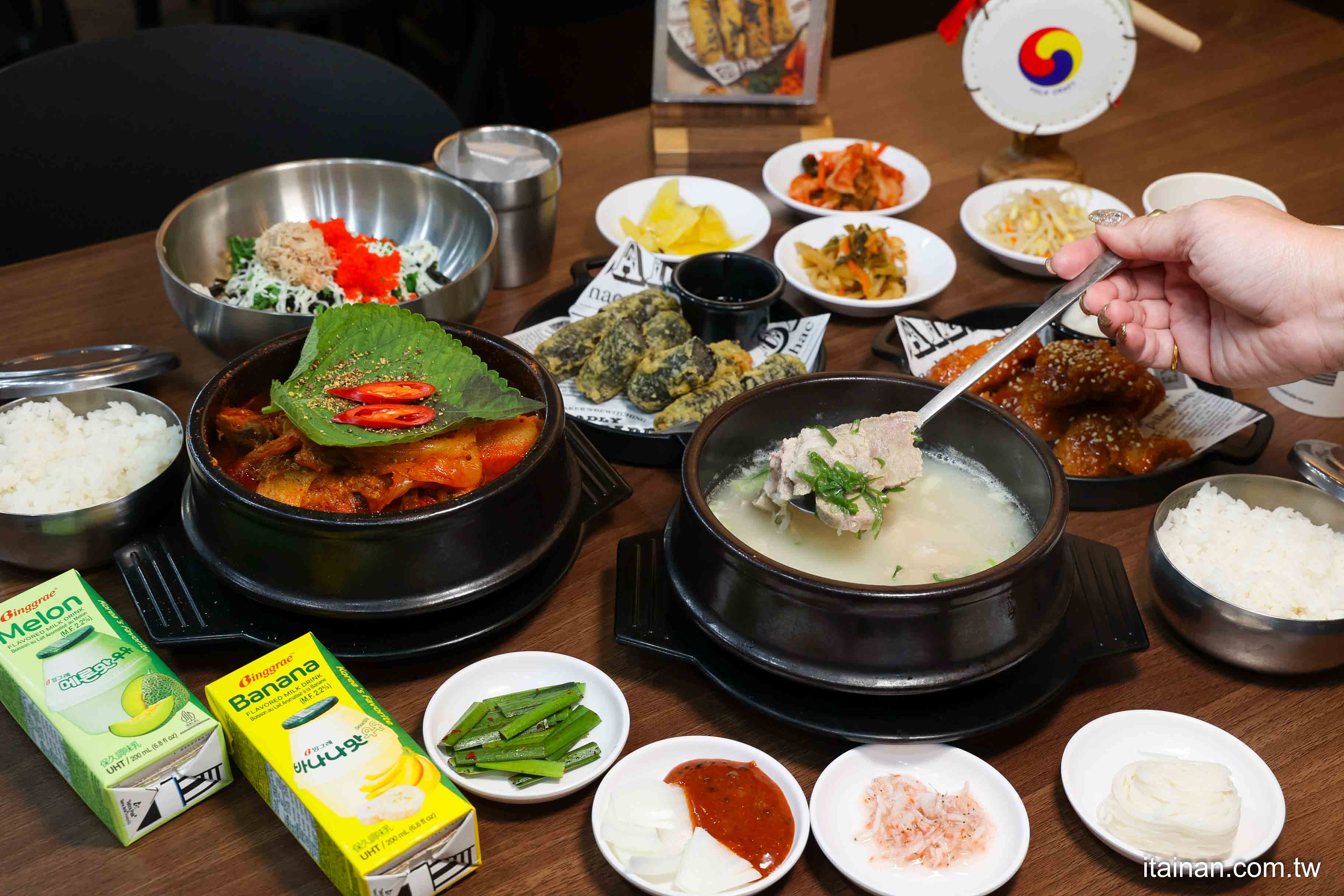 不用飛韓國~台南也能吃到道地韓式豬肉湯飯、馬鈴薯龍骨湯、DIY拳頭飯，小菜無限享用，免費提供寵物餐與兒童餐!「庫霸豬肉湯飯」｜台南安平美食｜寵物友善｜平價韓式料理