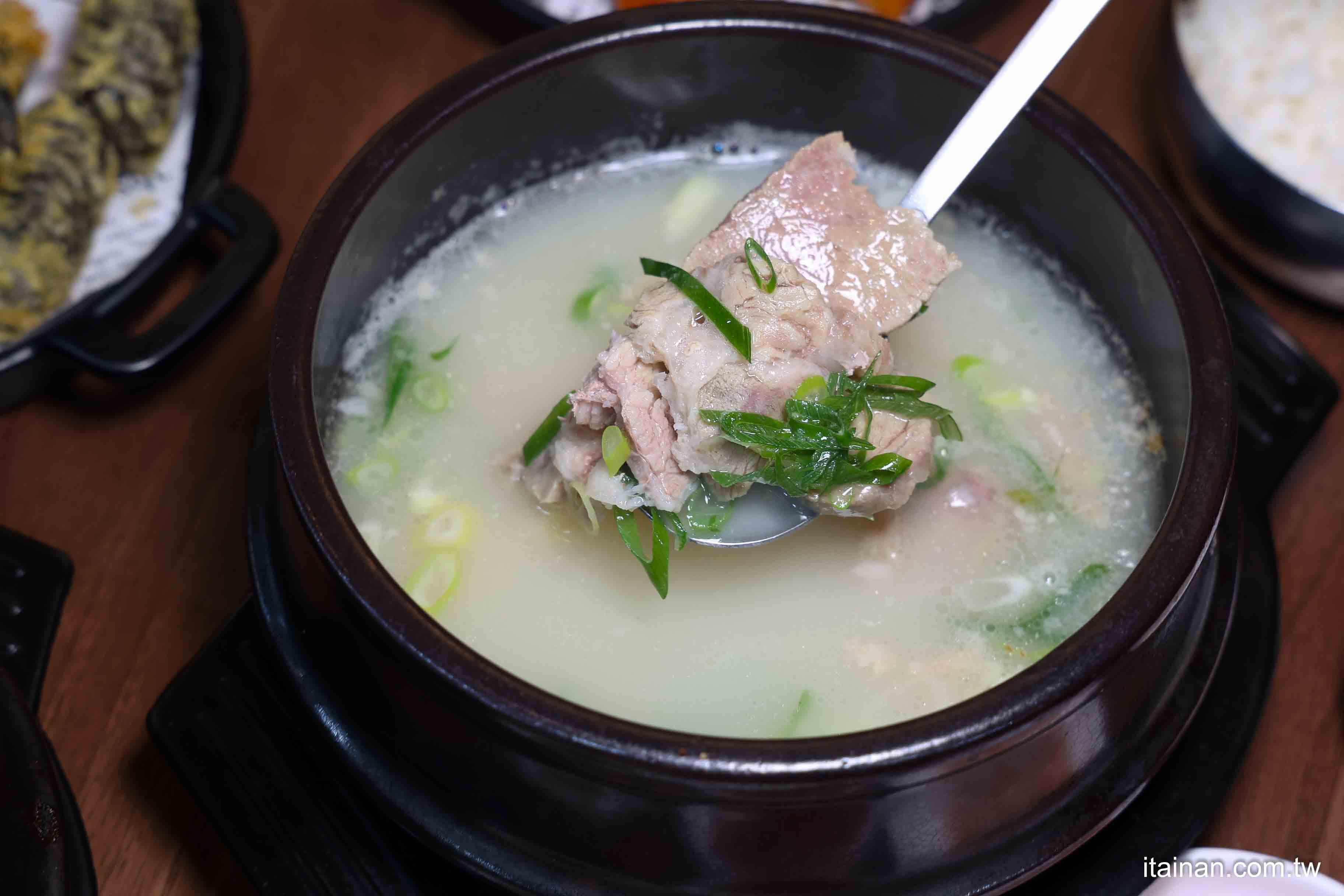 不用飛韓國~台南也能吃到道地韓式豬肉湯飯、馬鈴薯龍骨湯、DIY拳頭飯，小菜無限享用，免費提供寵物餐與兒童餐!「庫霸豬肉湯飯」｜台南安平美食｜寵物友善｜平價韓式料理