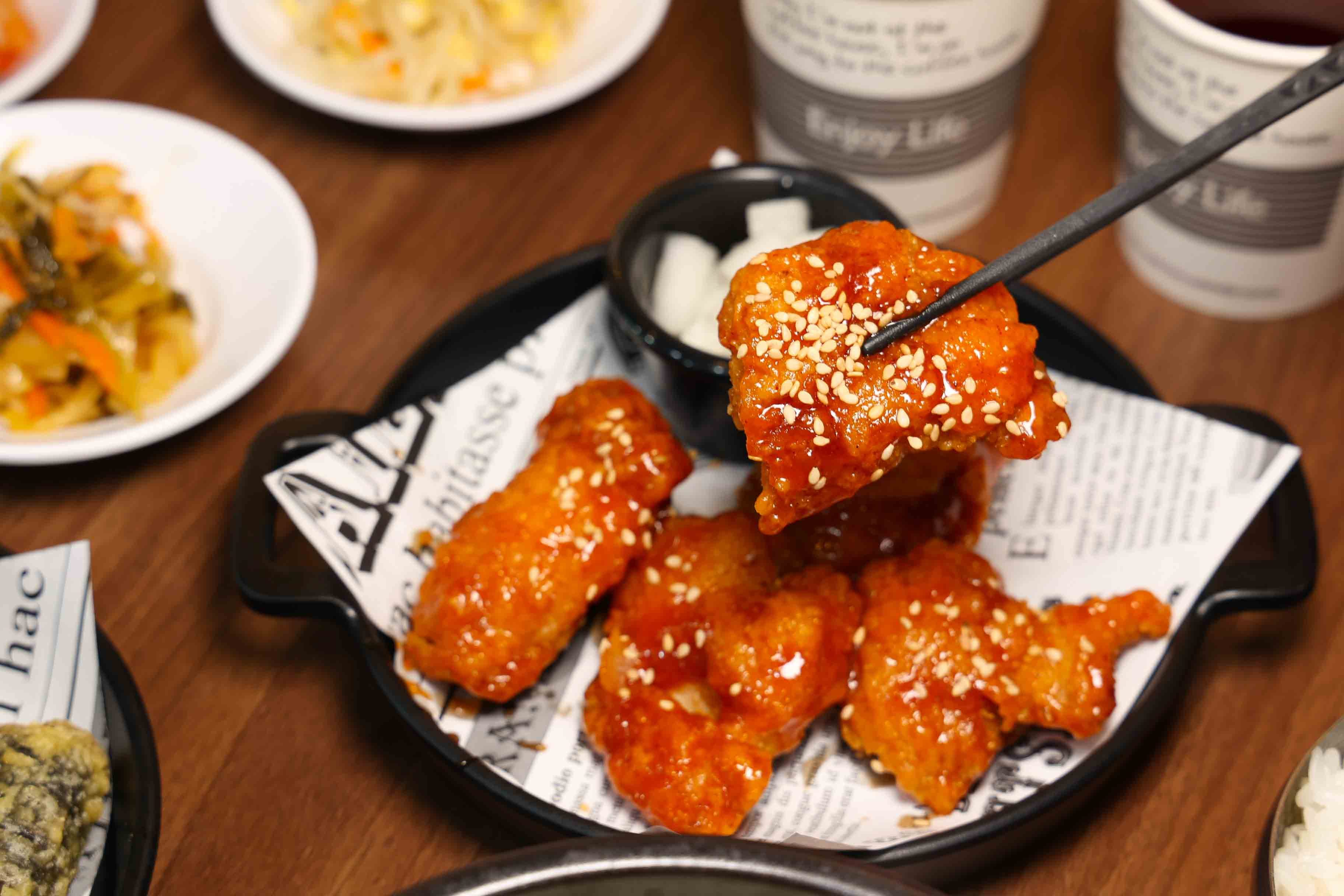 不用飛韓國~台南也能吃到道地韓式豬肉湯飯、馬鈴薯龍骨湯、DIY拳頭飯，小菜無限享用，免費提供寵物餐與兒童餐!「庫霸豬肉湯飯」｜台南安平美食｜寵物友善｜平價韓式料理