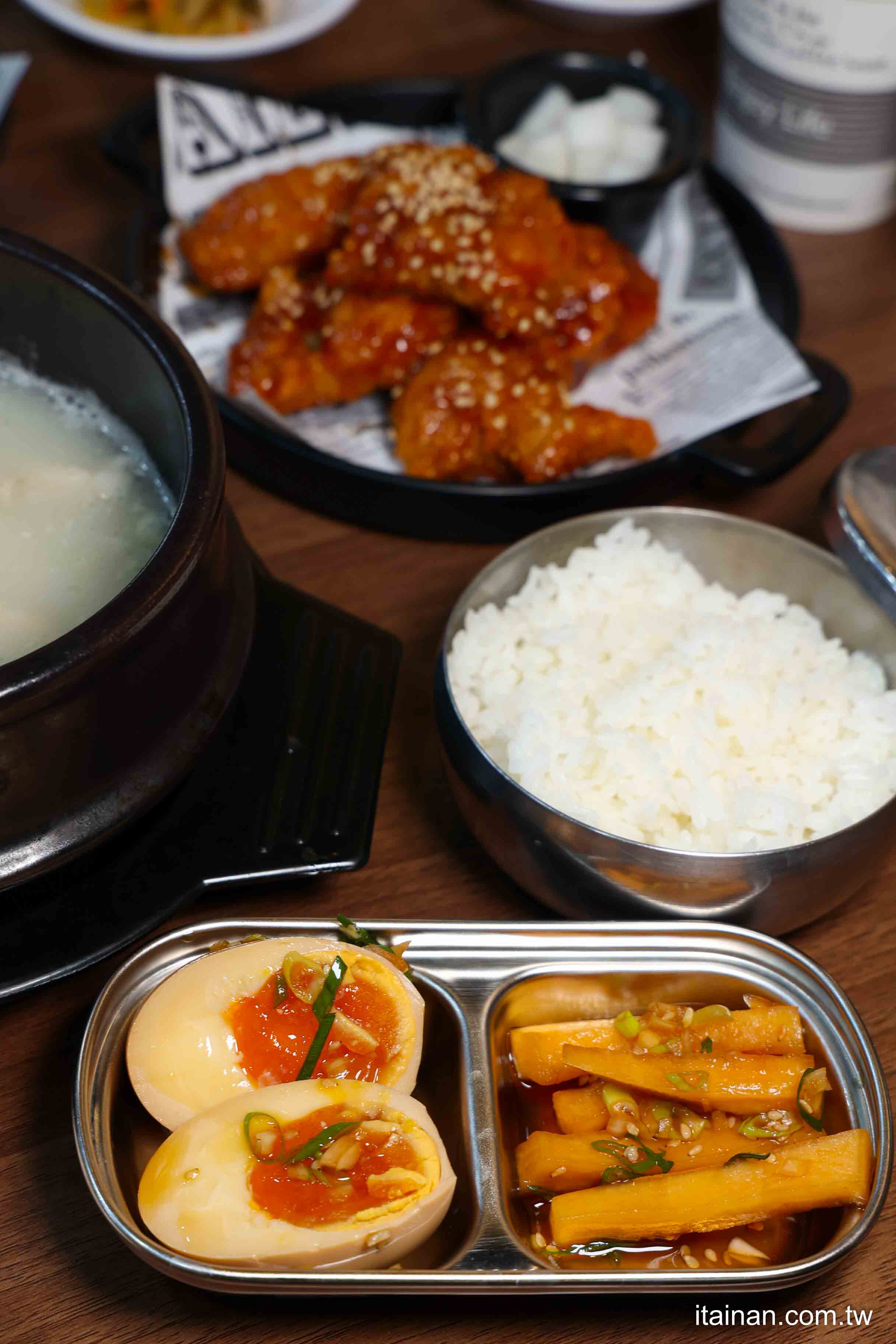 不用飛韓國~台南也能吃到道地韓式豬肉湯飯、馬鈴薯龍骨湯、DIY拳頭飯，小菜無限享用，免費提供寵物餐與兒童餐!「庫霸豬肉湯飯」｜台南安平美食｜寵物友善｜平價韓式料理