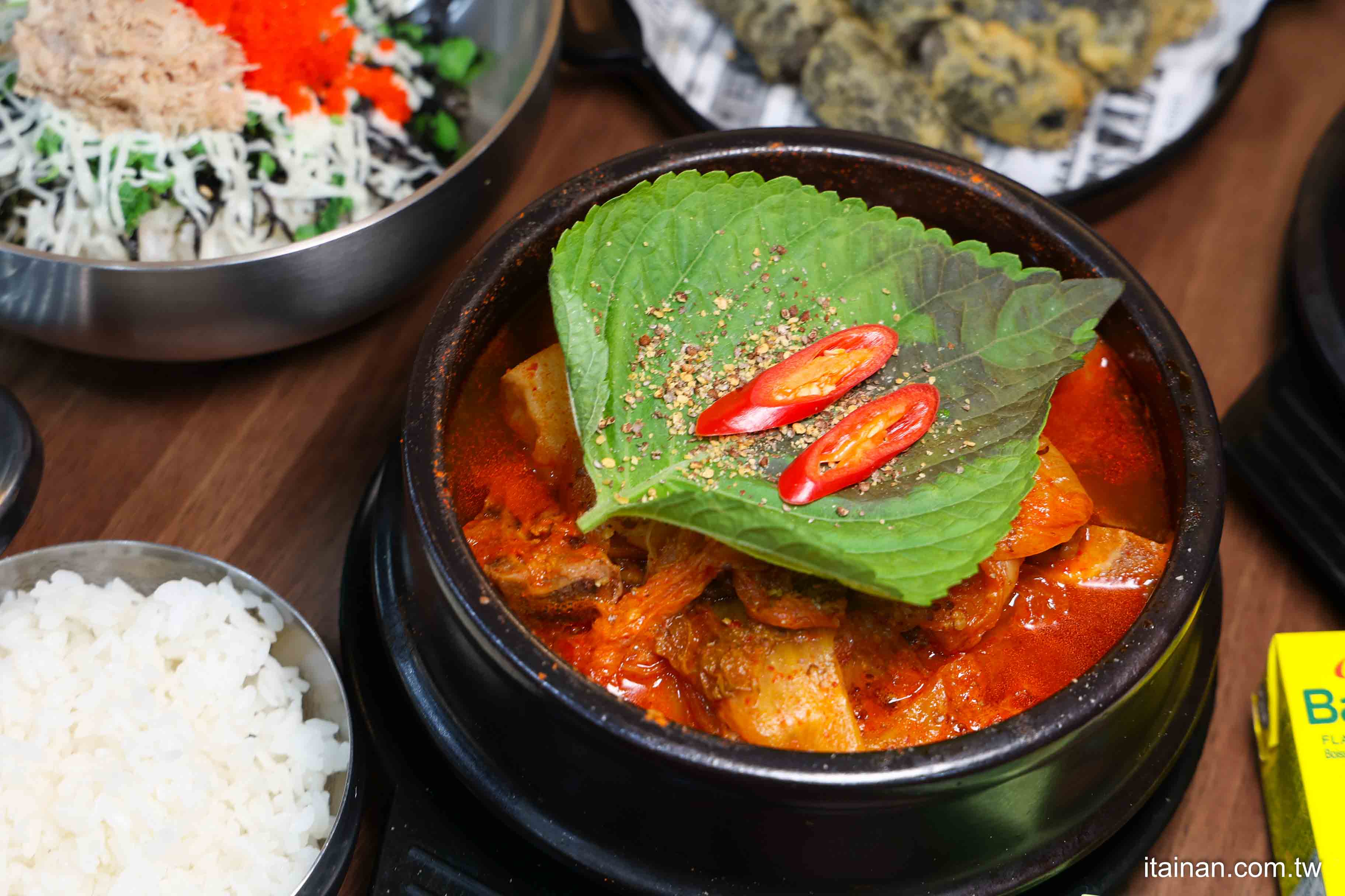 不用飛韓國~台南也能吃到道地韓式豬肉湯飯、馬鈴薯龍骨湯、DIY拳頭飯，小菜無限享用，免費提供寵物餐與兒童餐!「庫霸豬肉湯飯」｜台南安平美食｜寵物友善｜平價韓式料理