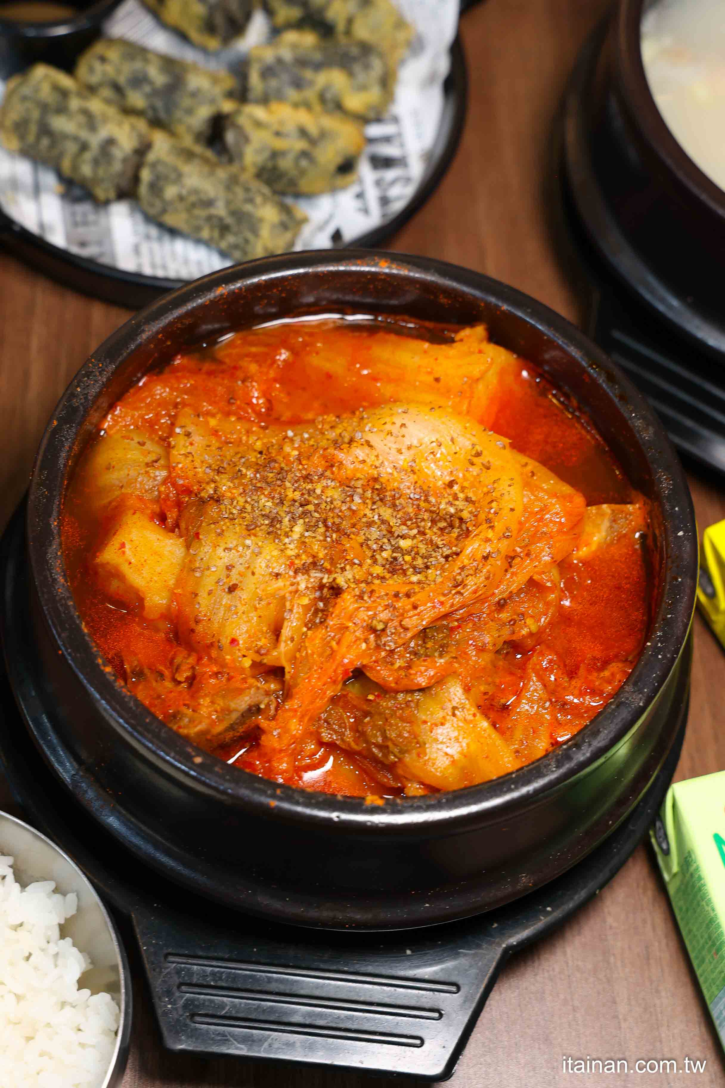 不用飛韓國~台南也能吃到道地韓式豬肉湯飯、馬鈴薯龍骨湯、DIY拳頭飯，小菜無限享用，免費提供寵物餐與兒童餐!「庫霸豬肉湯飯」｜台南安平美食｜寵物友善｜平價韓式料理