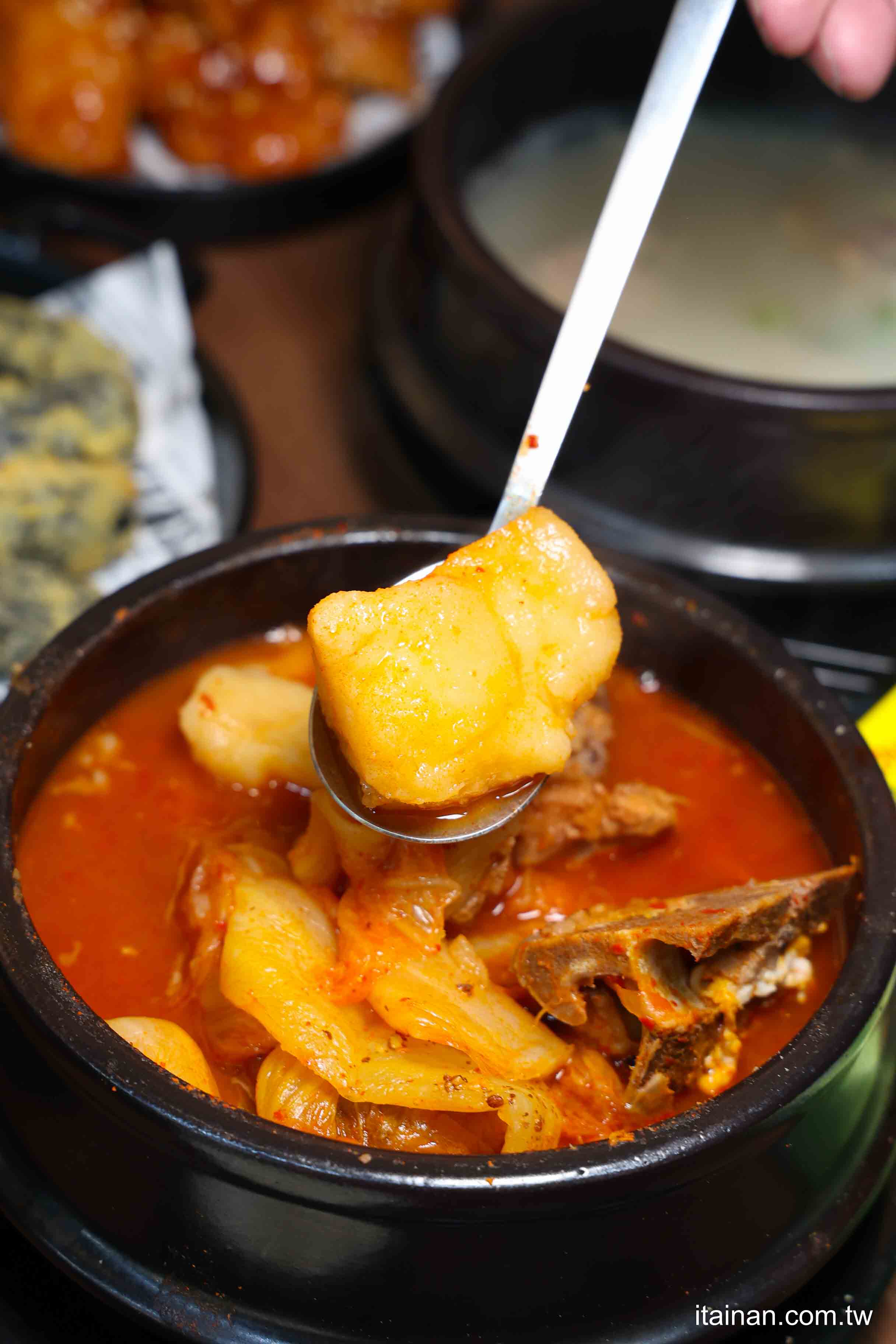 不用飛韓國~台南也能吃到道地韓式豬肉湯飯、馬鈴薯龍骨湯、DIY拳頭飯，小菜無限享用，免費提供寵物餐與兒童餐!「庫霸豬肉湯飯」｜台南安平美食｜寵物友善｜平價韓式料理