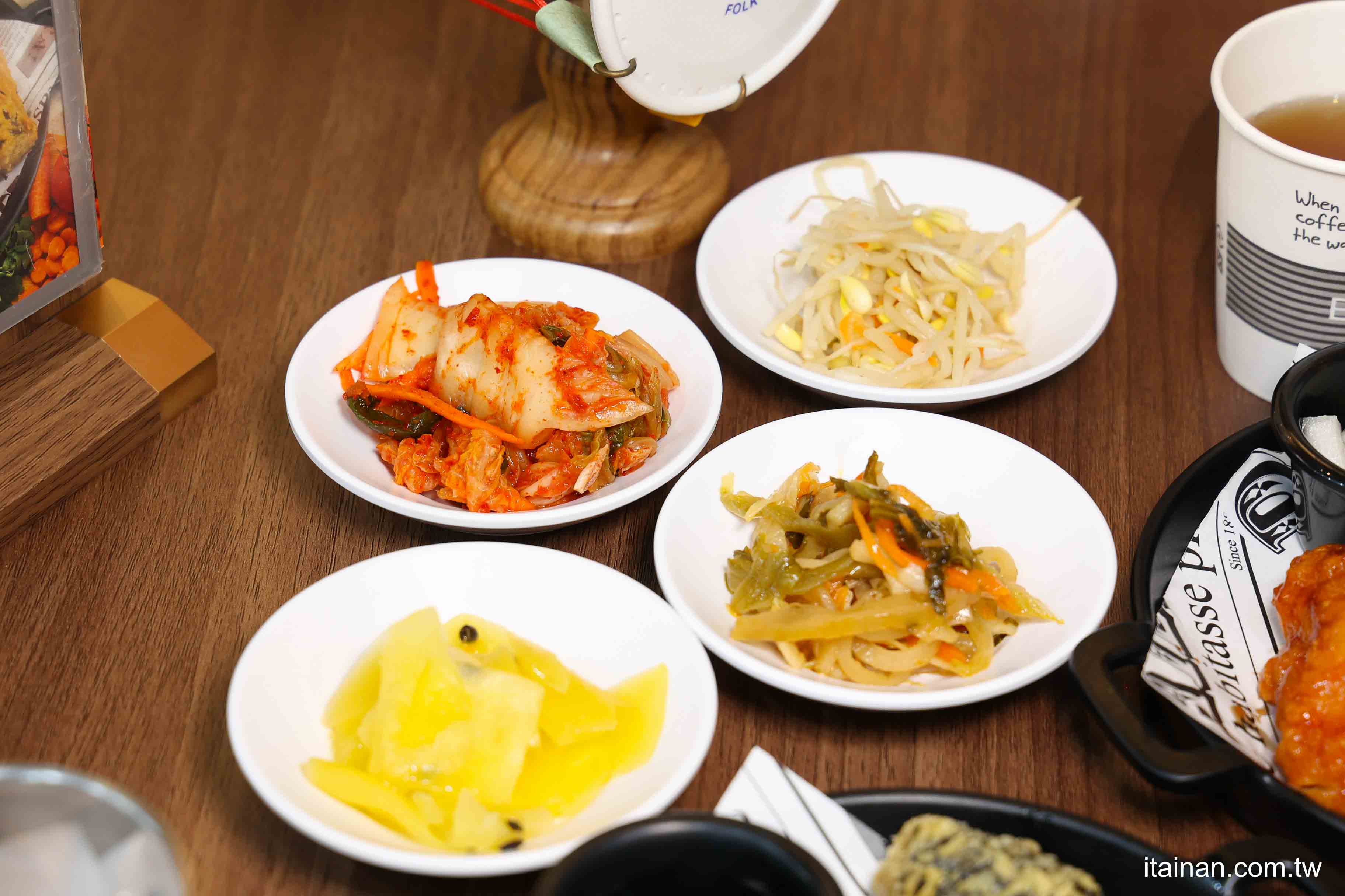 不用飛韓國~台南也能吃到道地韓式豬肉湯飯、馬鈴薯龍骨湯、DIY拳頭飯，小菜無限享用，免費提供寵物餐與兒童餐!「庫霸豬肉湯飯」｜台南安平美食｜寵物友善｜平價韓式料理